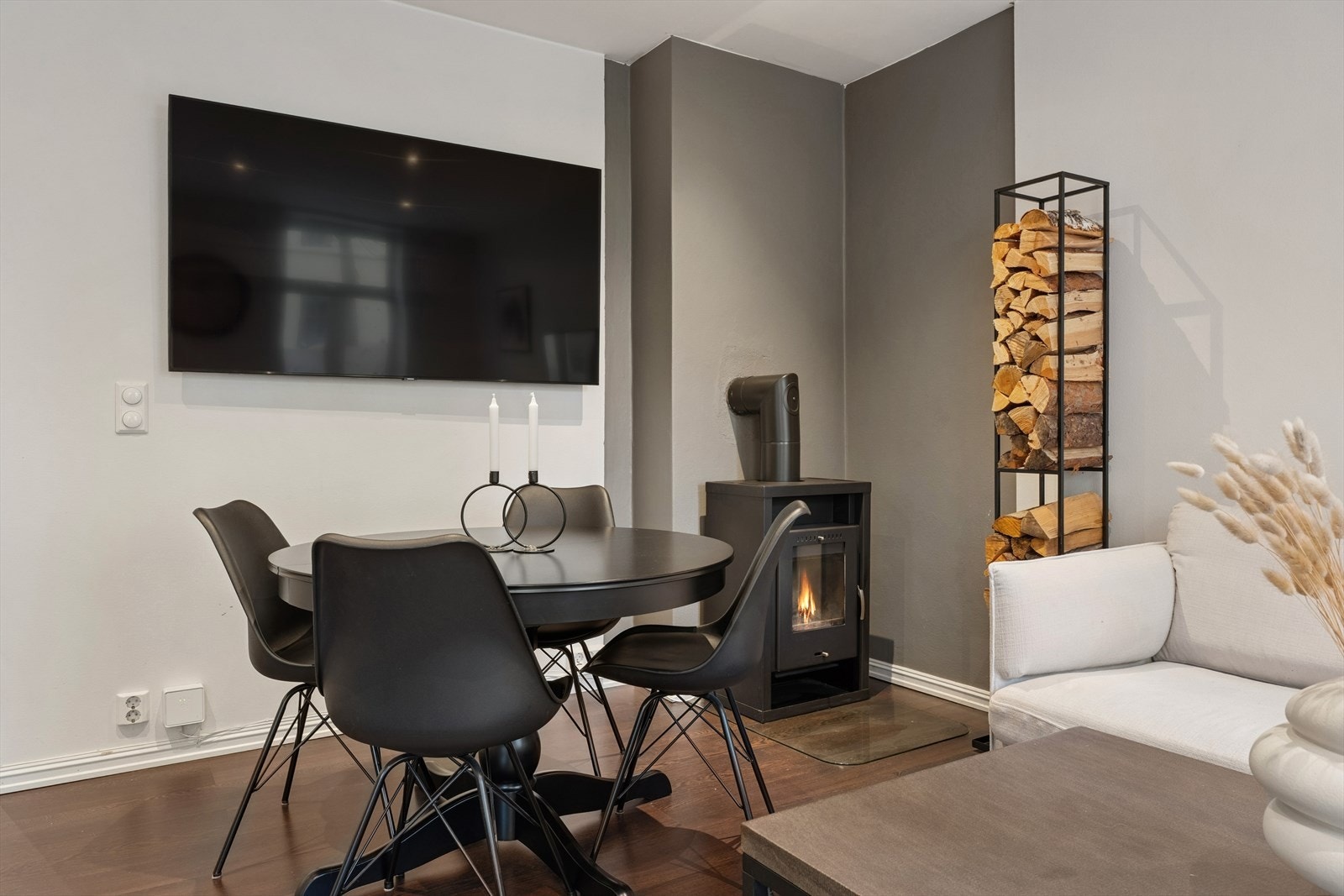 Peisen gir rommet en lun og hyggelig atmosfære. Galleribilde