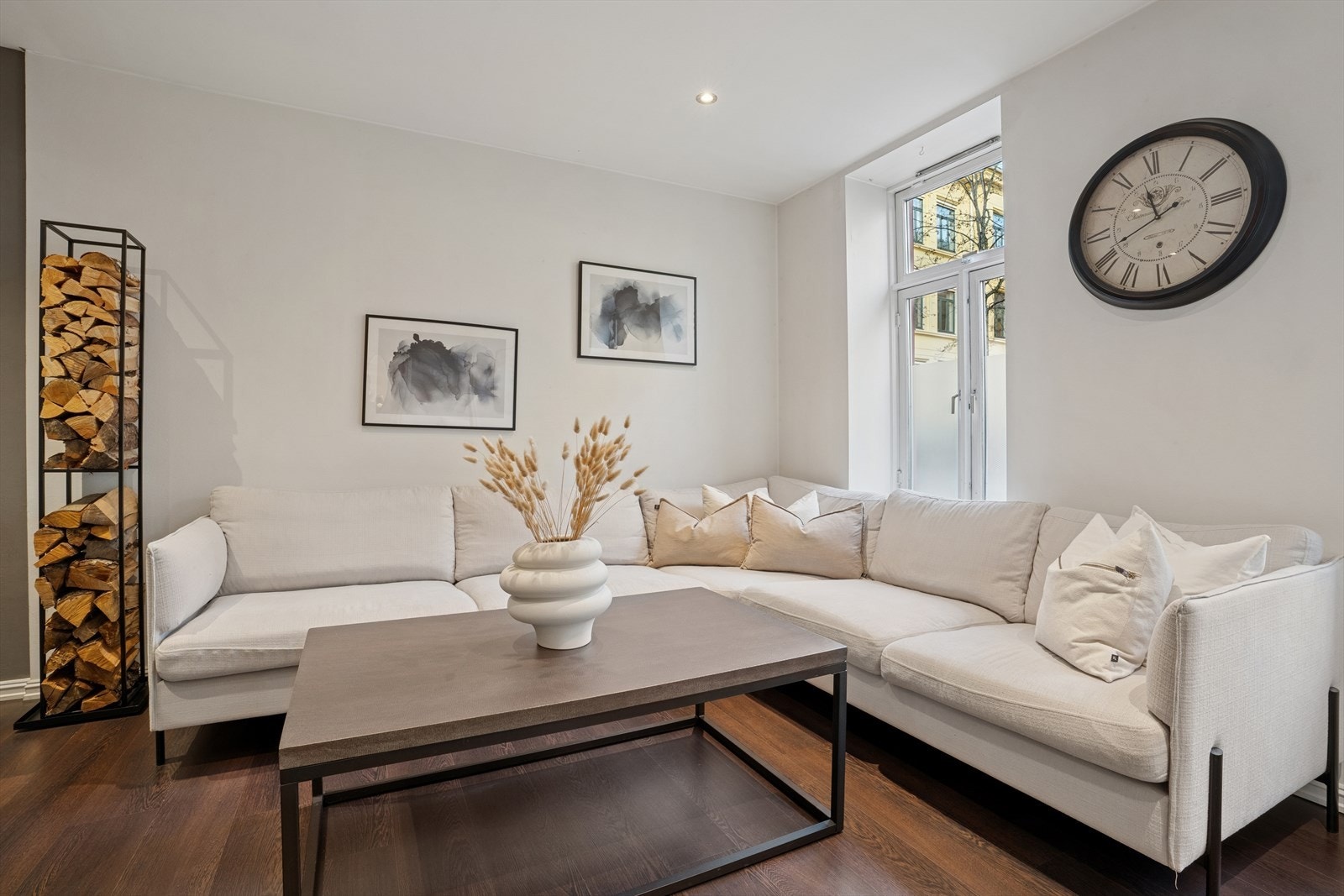 Romslig og lys stue med god plass til både stor sofagruppe og spisebord. Galleribilde