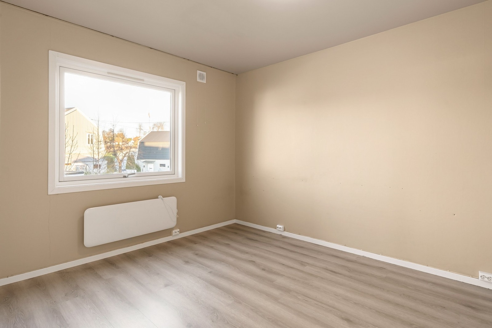 Romslig hovedsoverom som er malt i en dus farge. Galleribilde