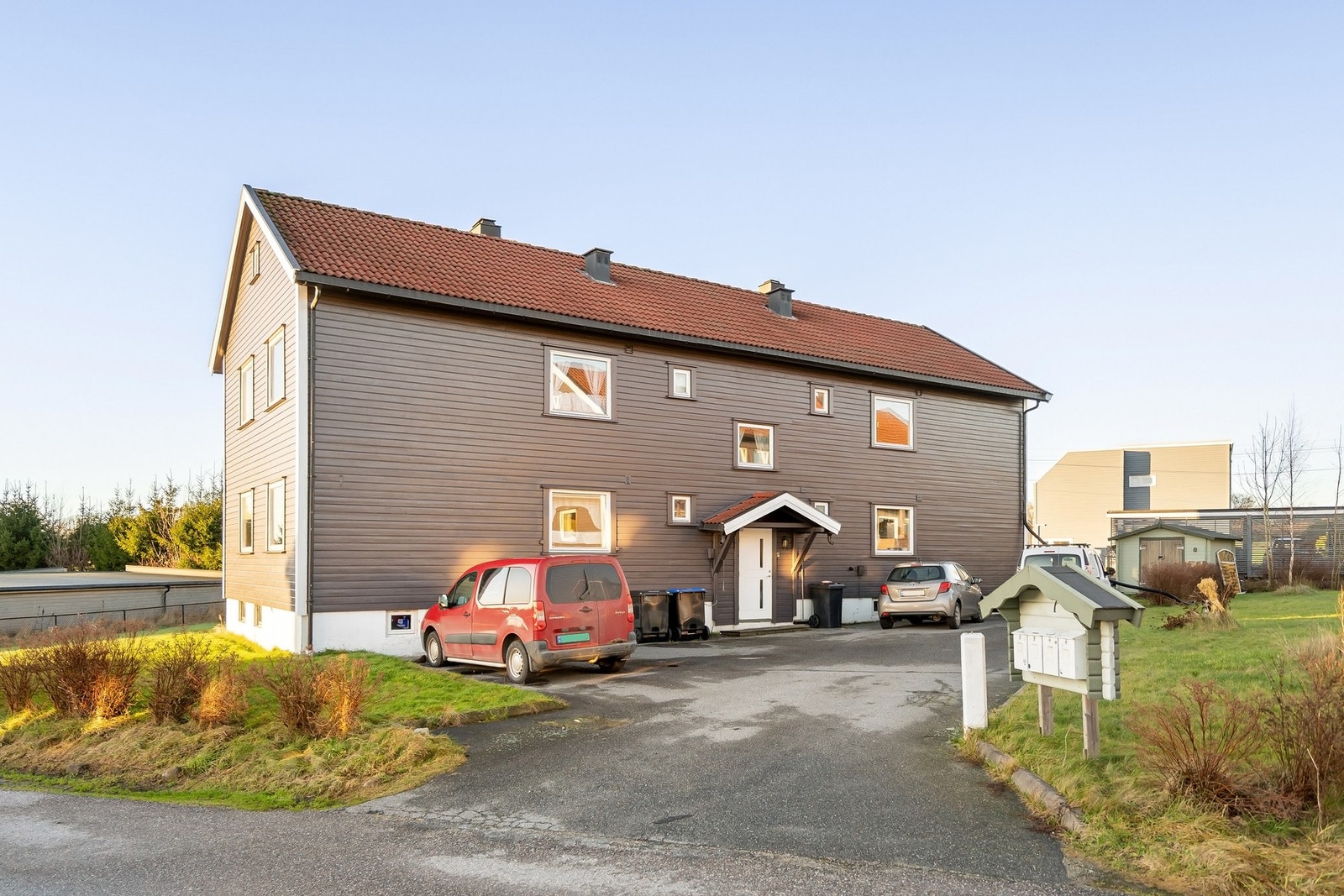 Det er biloppstillingsplass rett på utsiden. Galleribilde