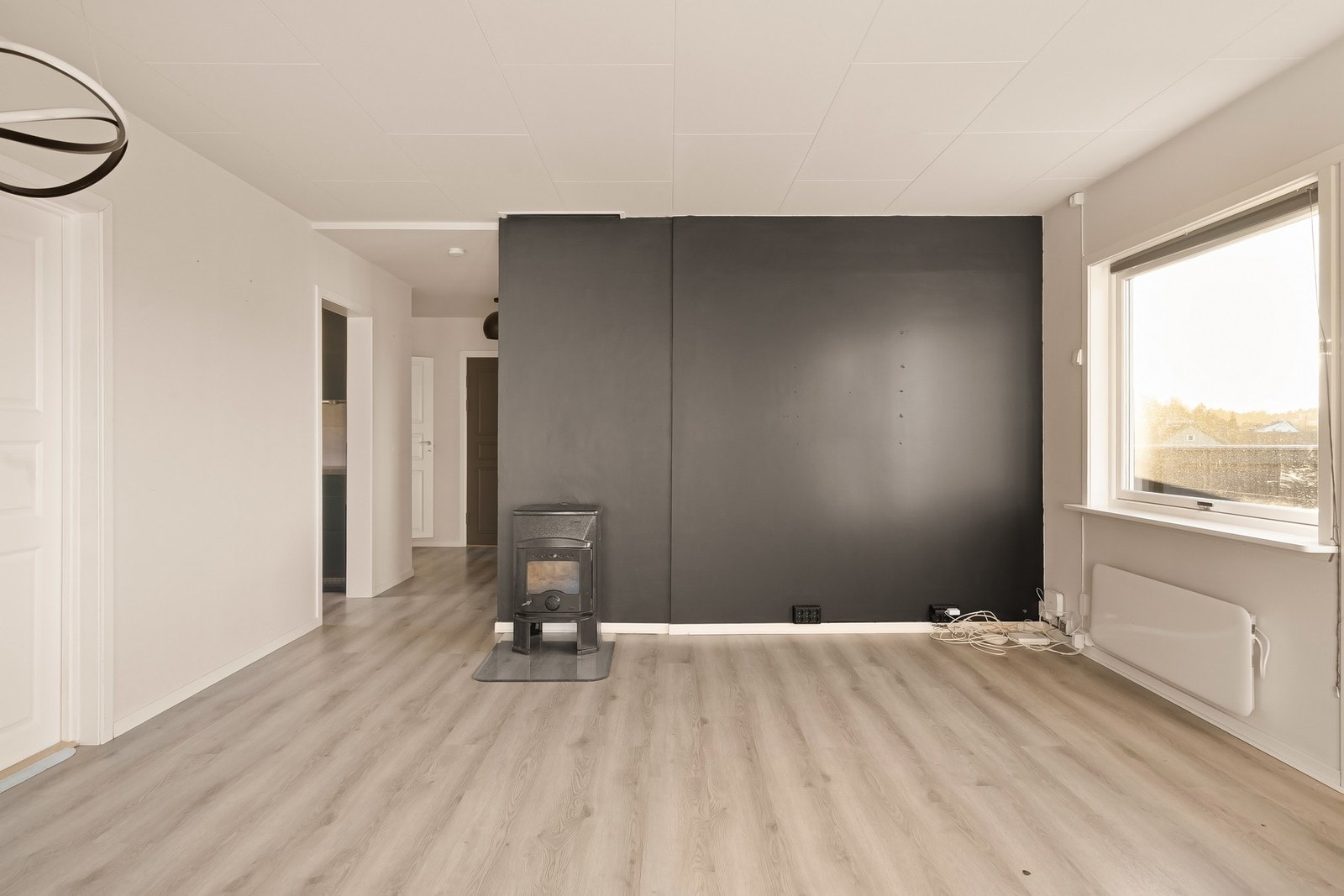 Det er vedovn og varmepumpe i stuen, ellers oppvarming via panelovn/strøm. Galleribilde