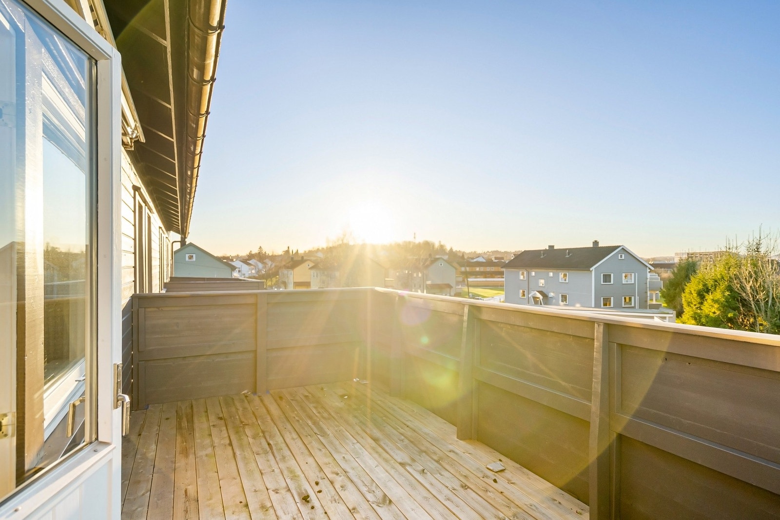 Solrik balkong med plass til utemøblement. Galleribilde