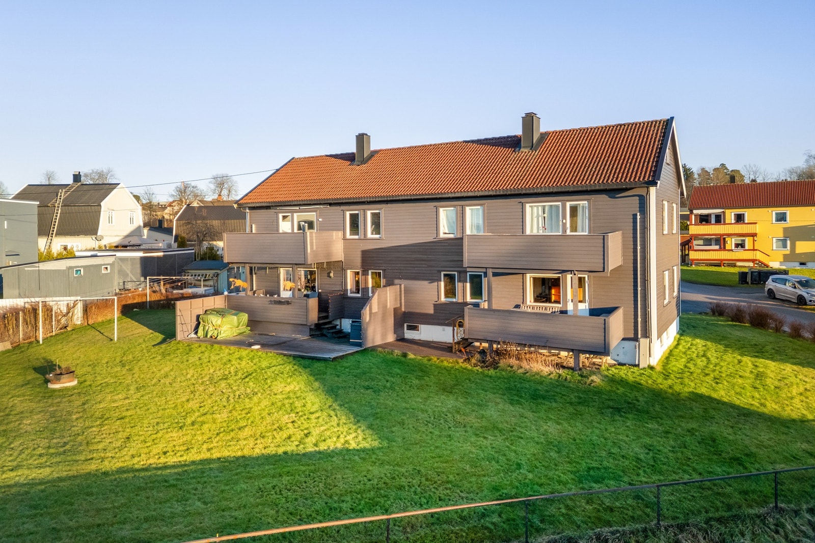 Romslig felles hage/tomt for borettslaget. Galleribilde