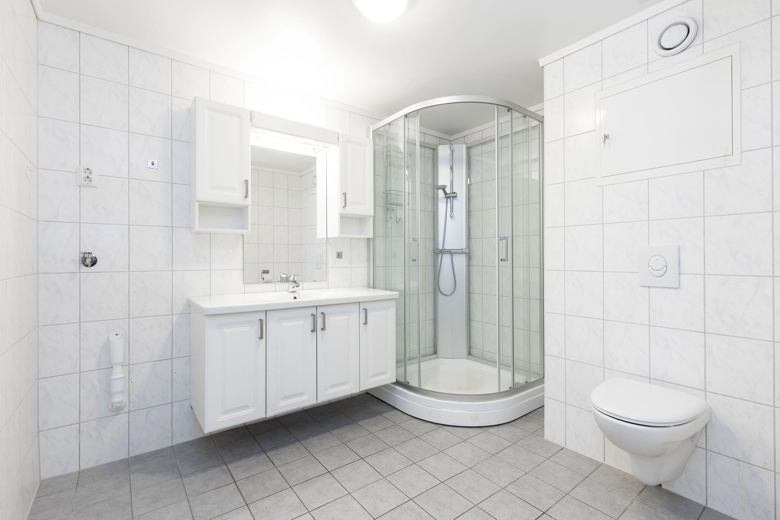 Nyere og pent bad/vaskerom Galleribilde