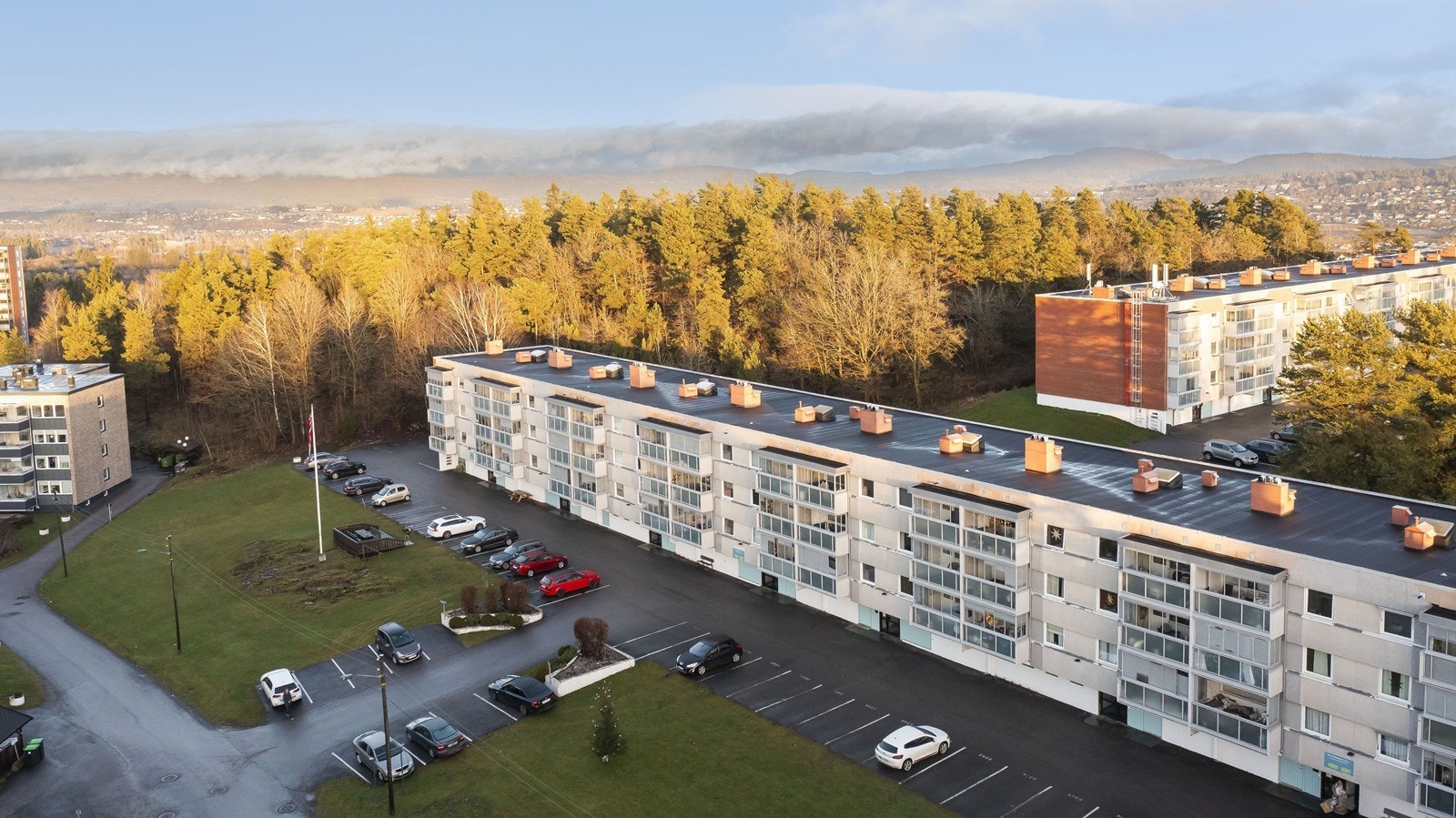 Fast biloppstillingsplass utenfor boligen Galleribilde