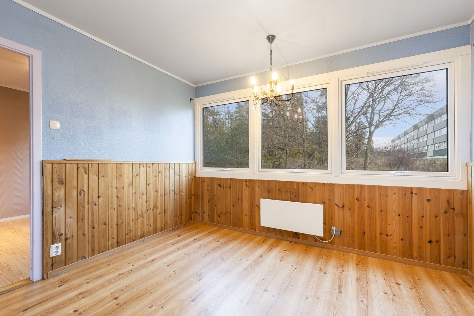 Romslig plass til spisebord i kjøkken/spiserom Galleribilde