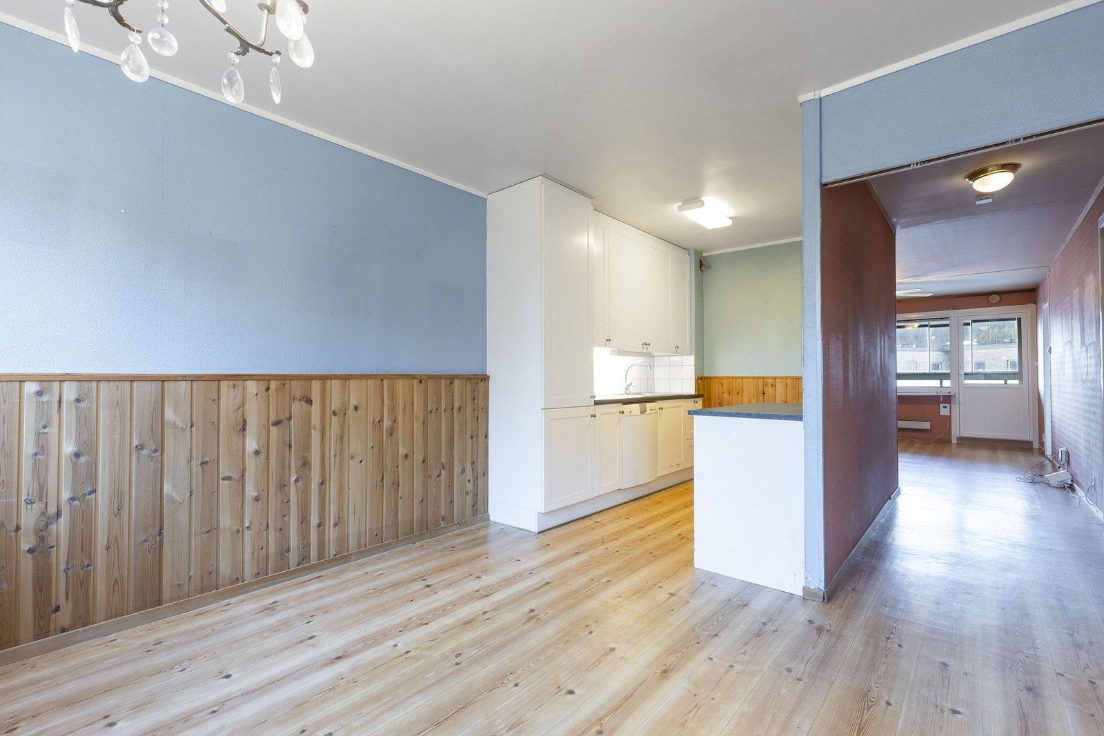 Kjøkken med spiserom Galleribilde