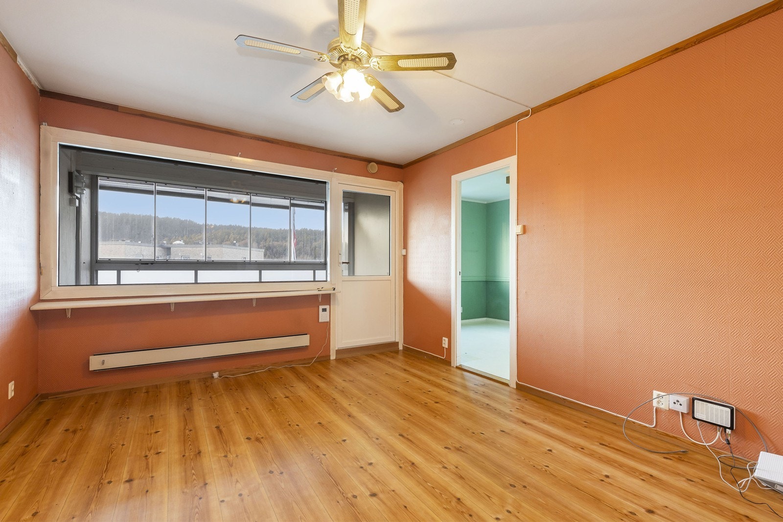 Stue med utgang til vestvendt og innglasset balkong Galleribilde