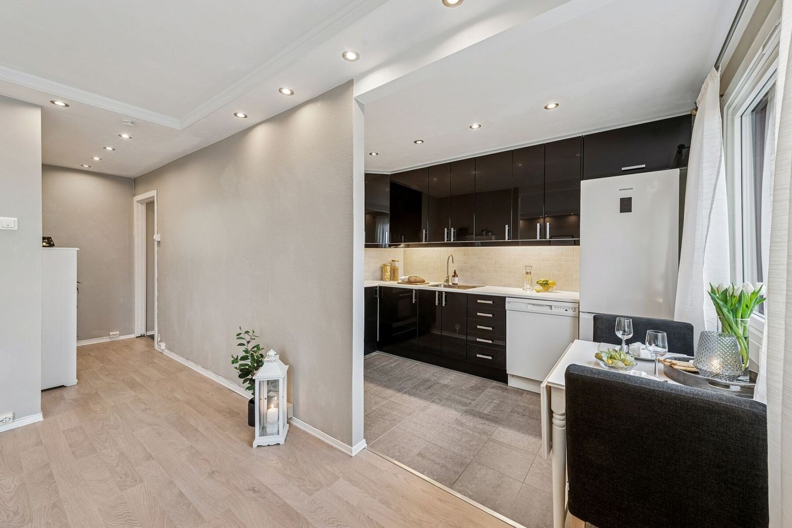 Kjøkkenet ligger i tilknytning til stuen, samtidig som deler av kjøkkenet er skjermet. Galleribilde