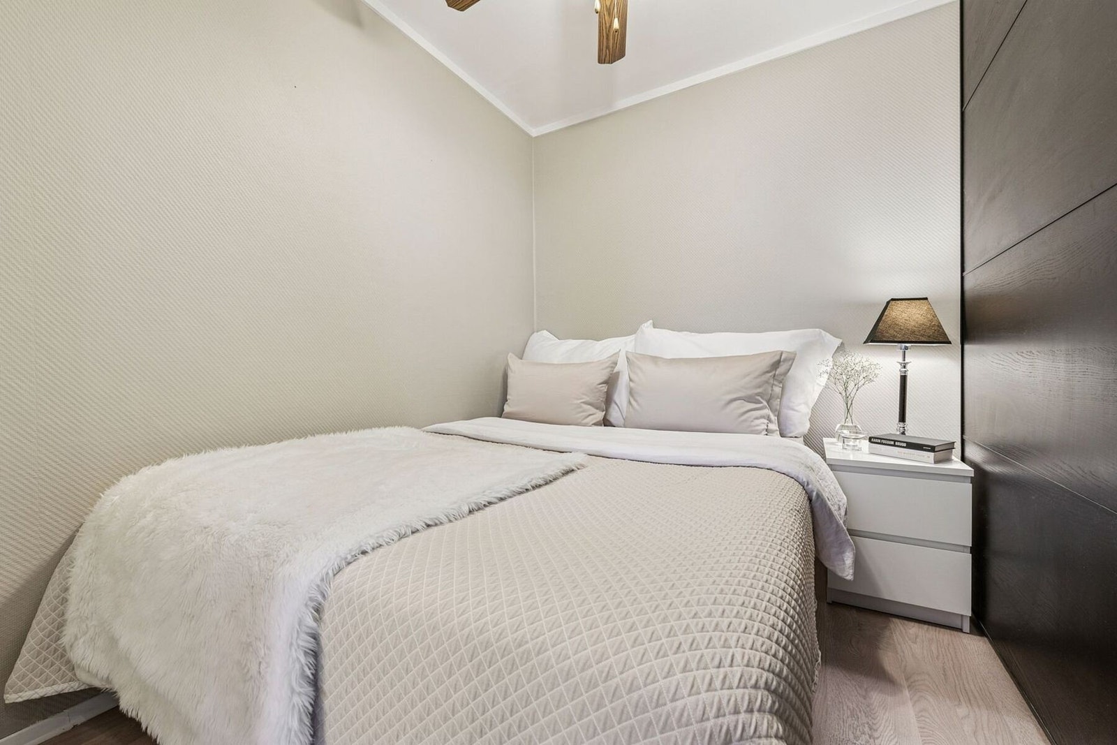 Alkoven har god plass til stor seng og er i dag innredet med 160 cm bred seng og romslig garderobe. Galleribilde