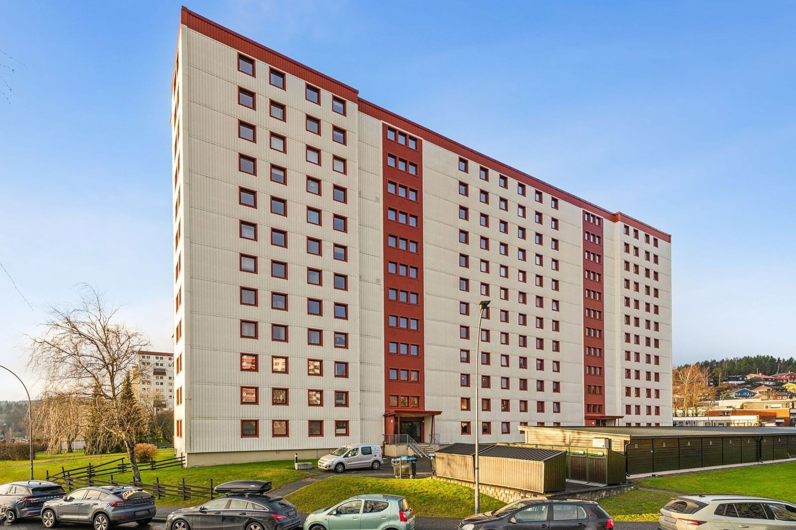 Leiligheten disponerer to boder på til sammen 3 kvm. Det er ingen forkjøpsrett i borettslaget. Gratis gateparkering og mulighet for leie av p-plass og garasje etter venteliste. Galleribilde