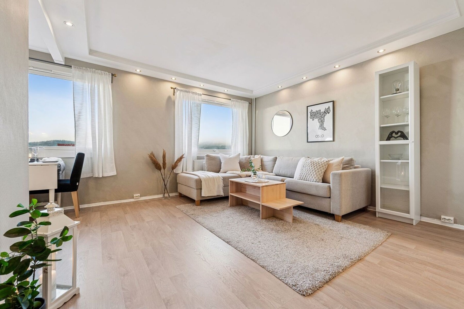 Velkommen til en lys og innbydende 1-roms leilighet med god intern beliggenhet og flott utsikt - i rolige omgivelser, nær marka og alt du trenger i hverdagen. Foto: EFKT Boligfoto Galleribilde