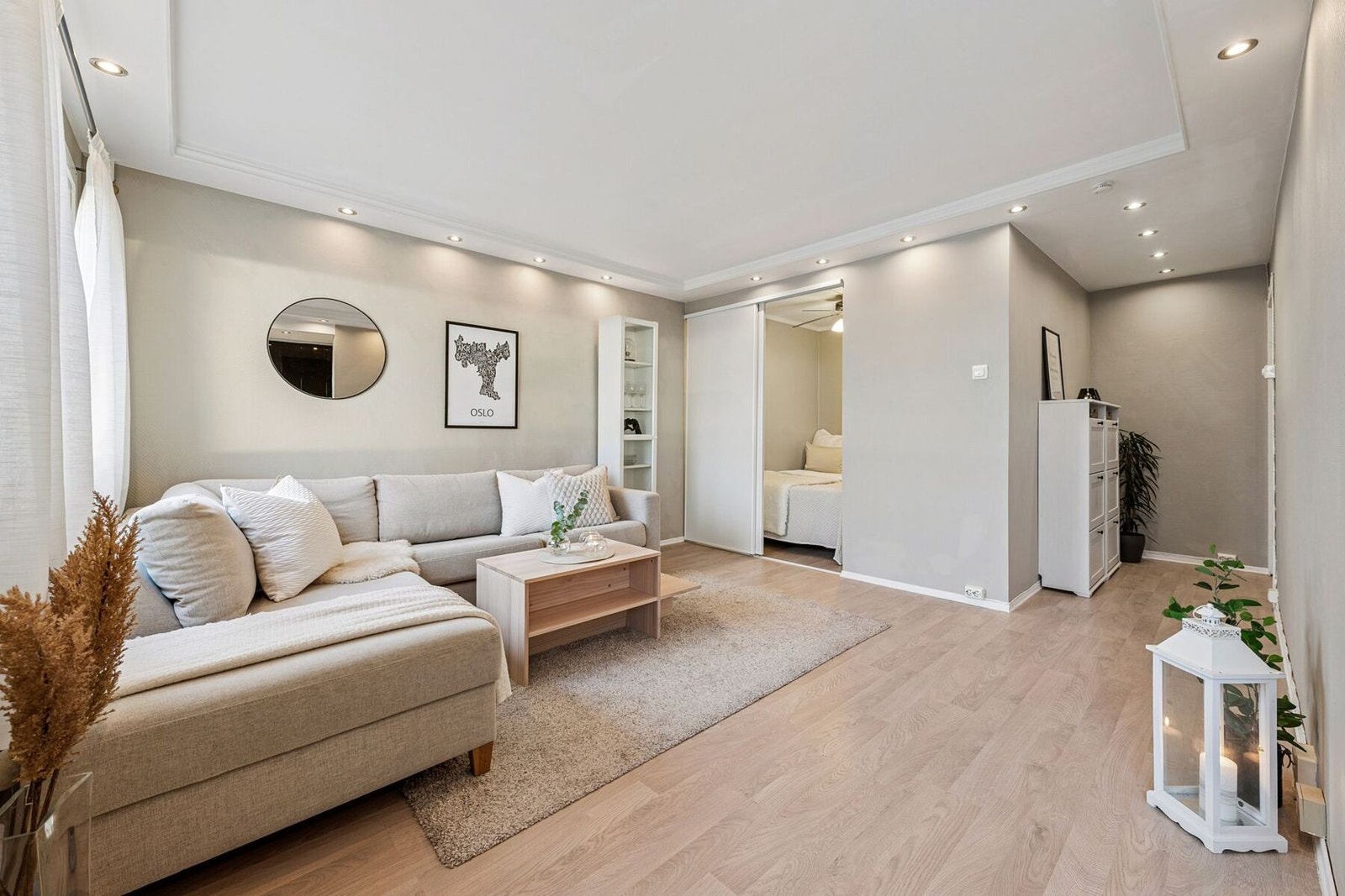 I tilknytning til stuen er det etablert en sovealkove. Det er også mulighet for å etablere eget soverom, for eksempel ved å dele av kjøkkenet, slik som vist på alternativ plantegning. Galleribilde