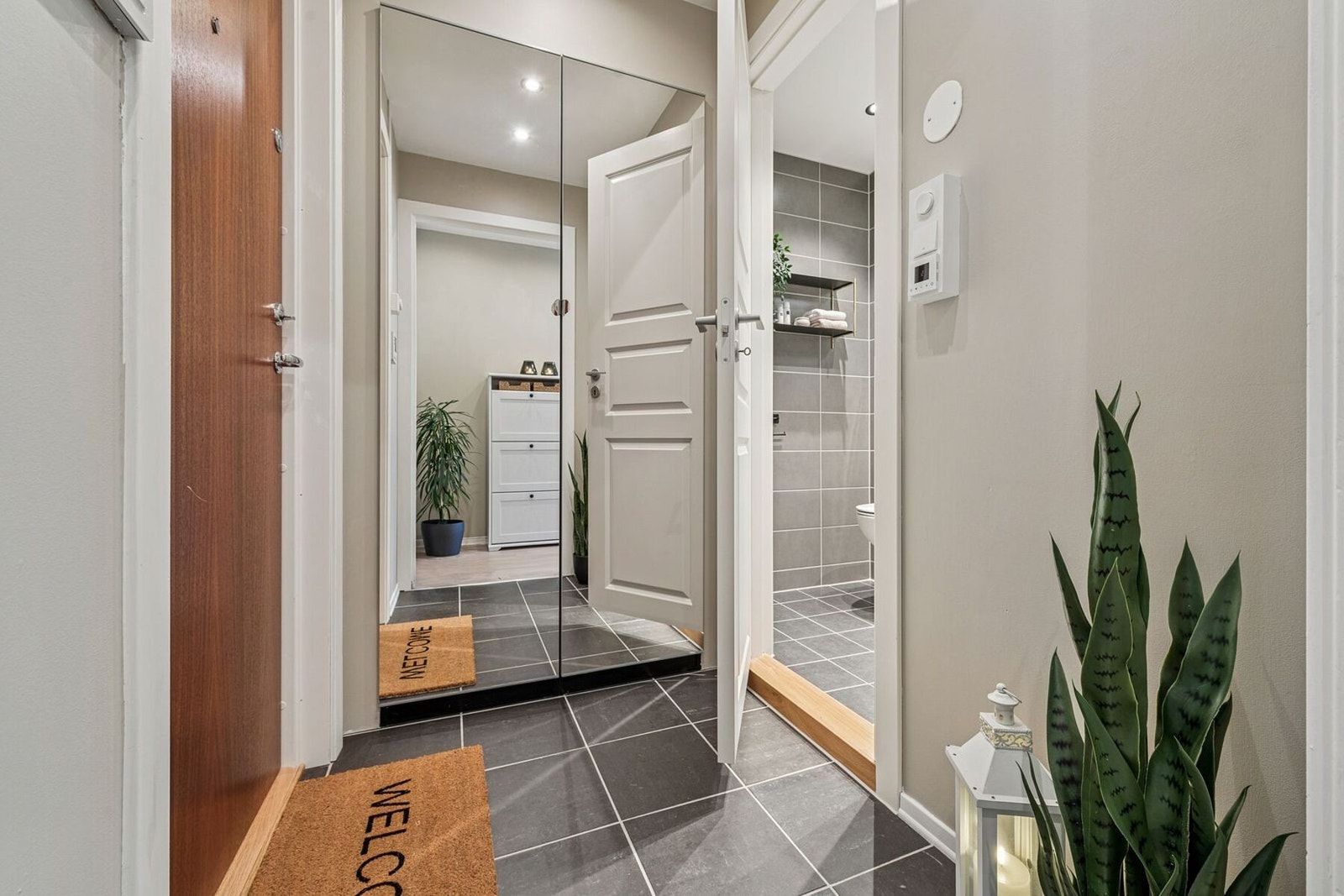 Innvendig møtes du av en lys entré som gir en hyggelig velkomst inn i boligen og har god plass til oppbevaring i dobbelt garderobeskap. Galleribilde