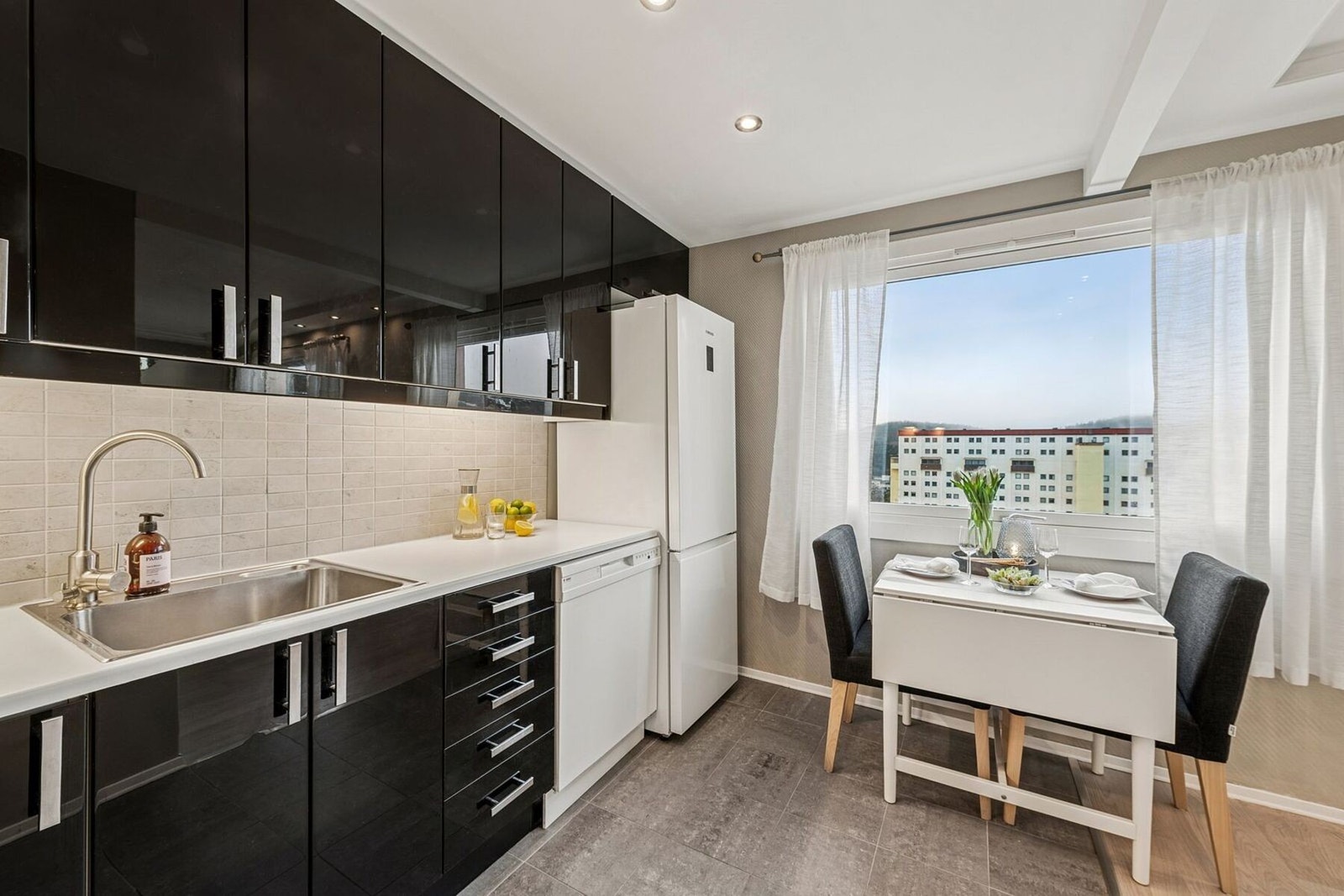 Hvitevarer følger med og består av integrert stekeovn og induksjonstopp, samt frittstående kjøle-/fryseskap fra 2021 og oppvaskmaskin. Galleribilde