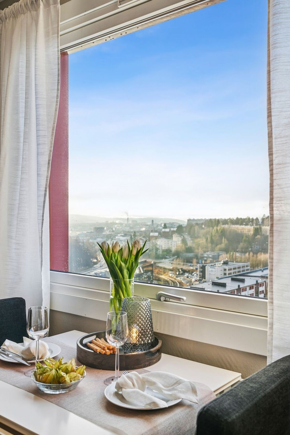 La øynene hvile på utsikten, enten det er over morgenkaffen eller under sene middager. Galleribilde