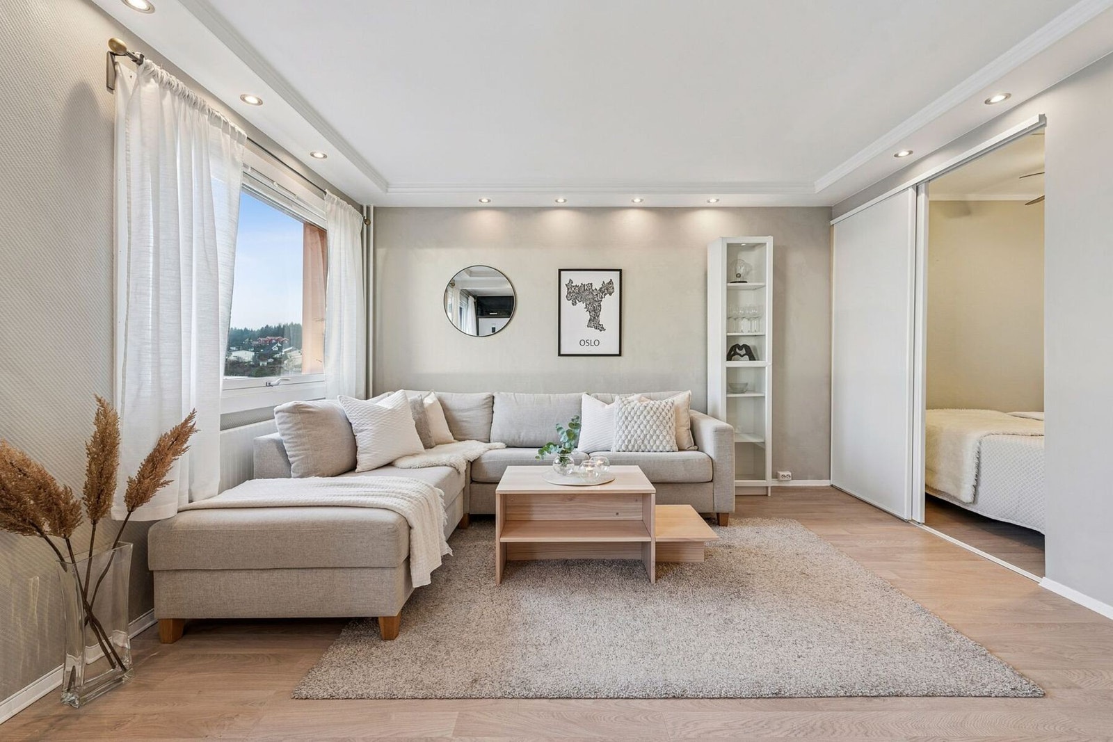 Fine vindusflater slipper inn rikelig med naturlig lys og skaper en luftig romfølelse, samtidig som leilighetens beliggenhet i 11. etasje byr på flott utsikt og en skjermet atmosfære uten innsyn. Galleribilde