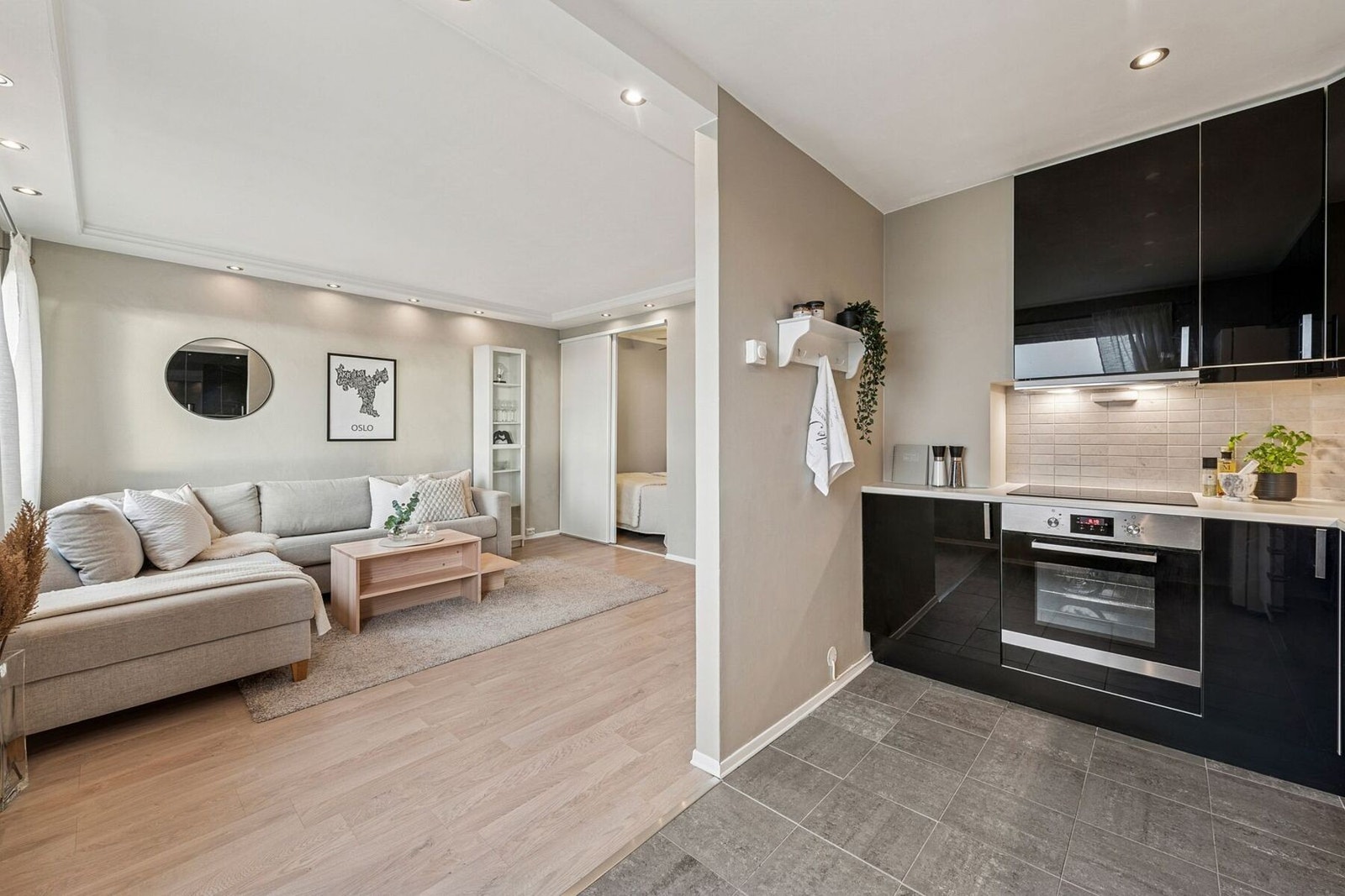 Leiligheten er smakfullt innredet i harmoniske farger som skaper en behagelig stemning. Alle vegger er malt i 2025. Galleribilde