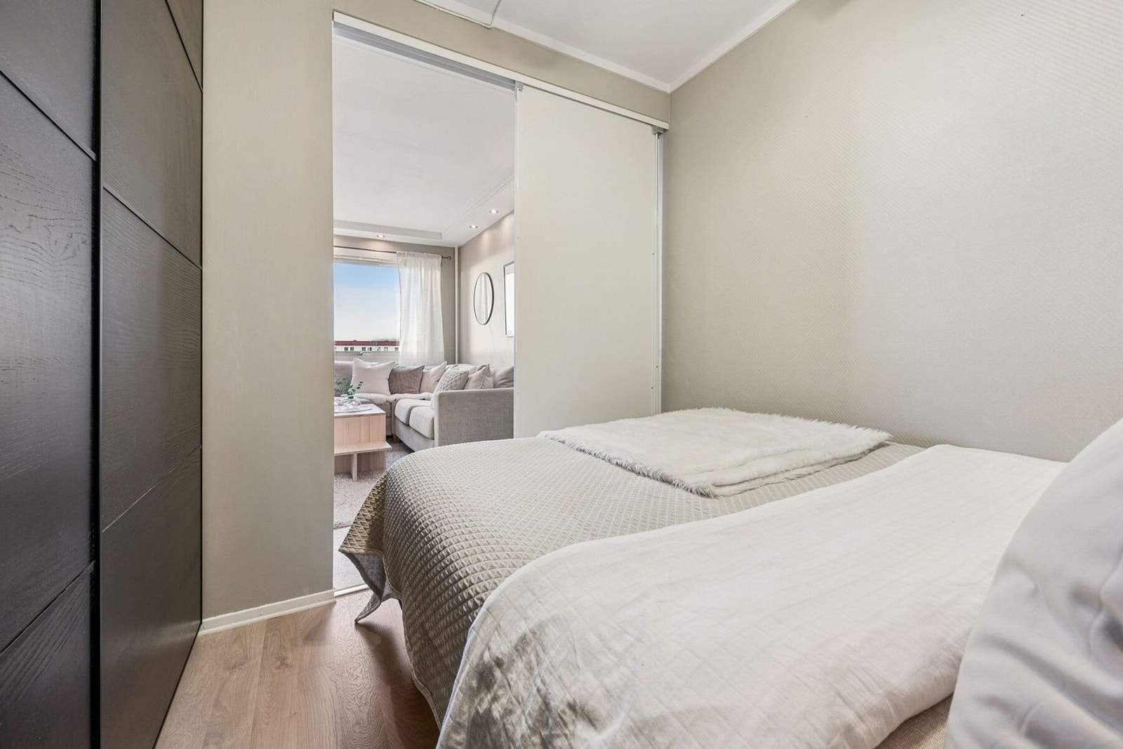 Alkoven er praktisk skjermet mot stuen med skyvedører, noe som gir en fleksibel løsning og godt lysinnslipp når ønskelig. Galleribilde