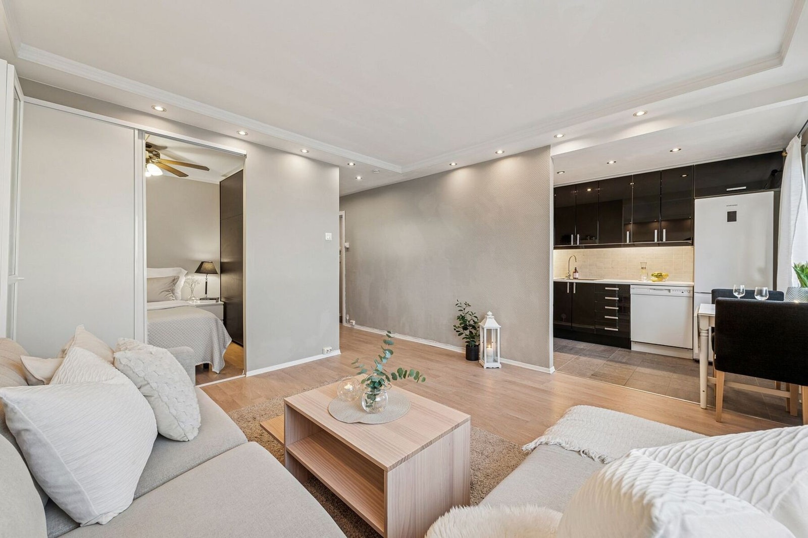 Stuen har god plass til sofa og annet møblement, og legger til rette for hyggelige sammenkomster med venner og familie, samtidig som rommet oppleves lunt for rolige stunder i eget selskap. Galleribilde