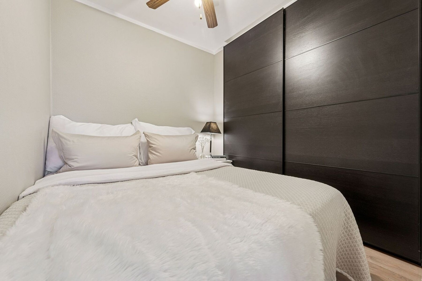 Garderoben har skyvedører med finerte fronter og innvendig belysning, samt skuffer, hylle- og hengeinnredning. Galleribilde