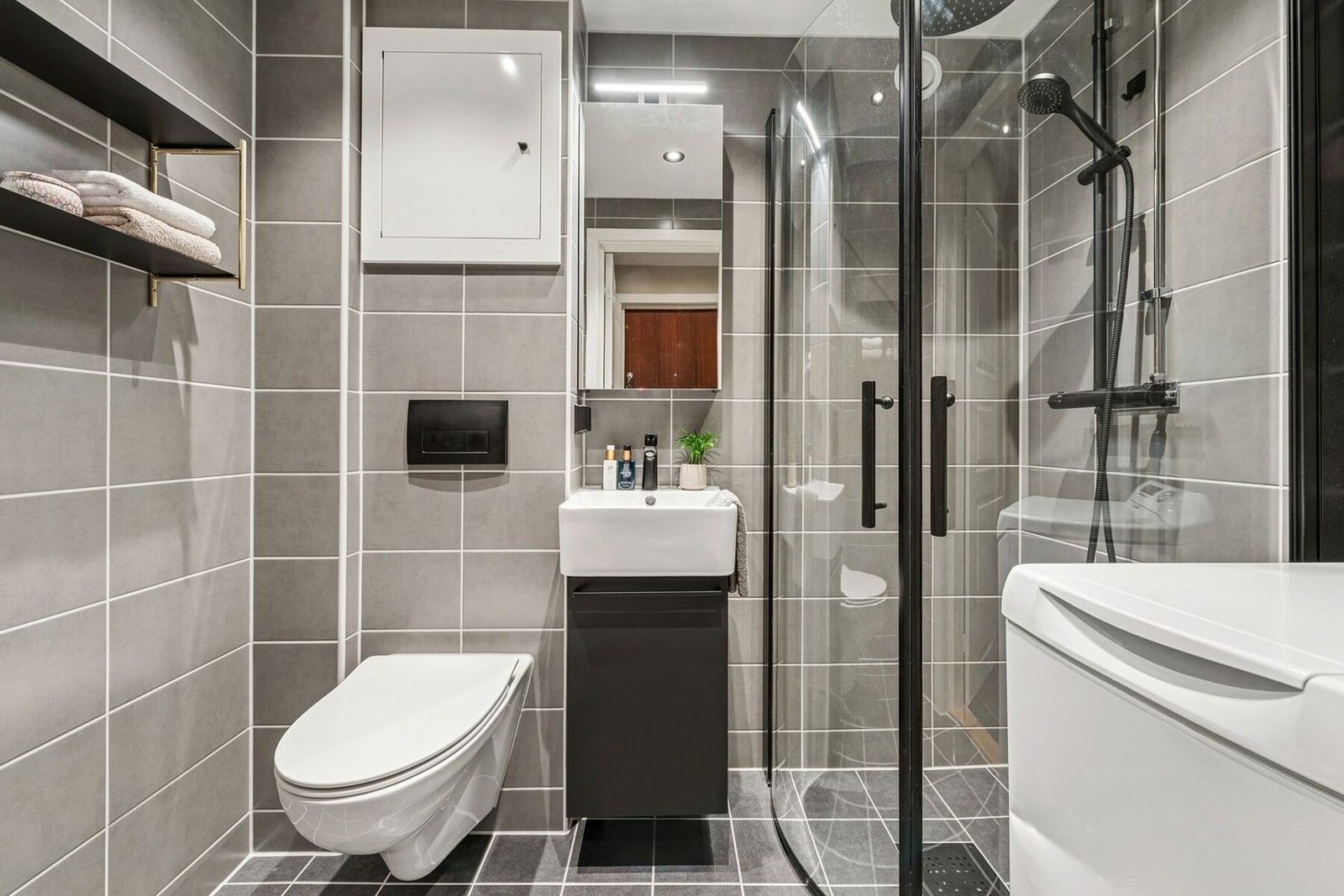 Nyoppusset, delikat flislagt bad som ble rehabilitert i regi av borettslaget i 2024. Badet er påkostet utover standard leveranse fra borettslaget. Galleribilde