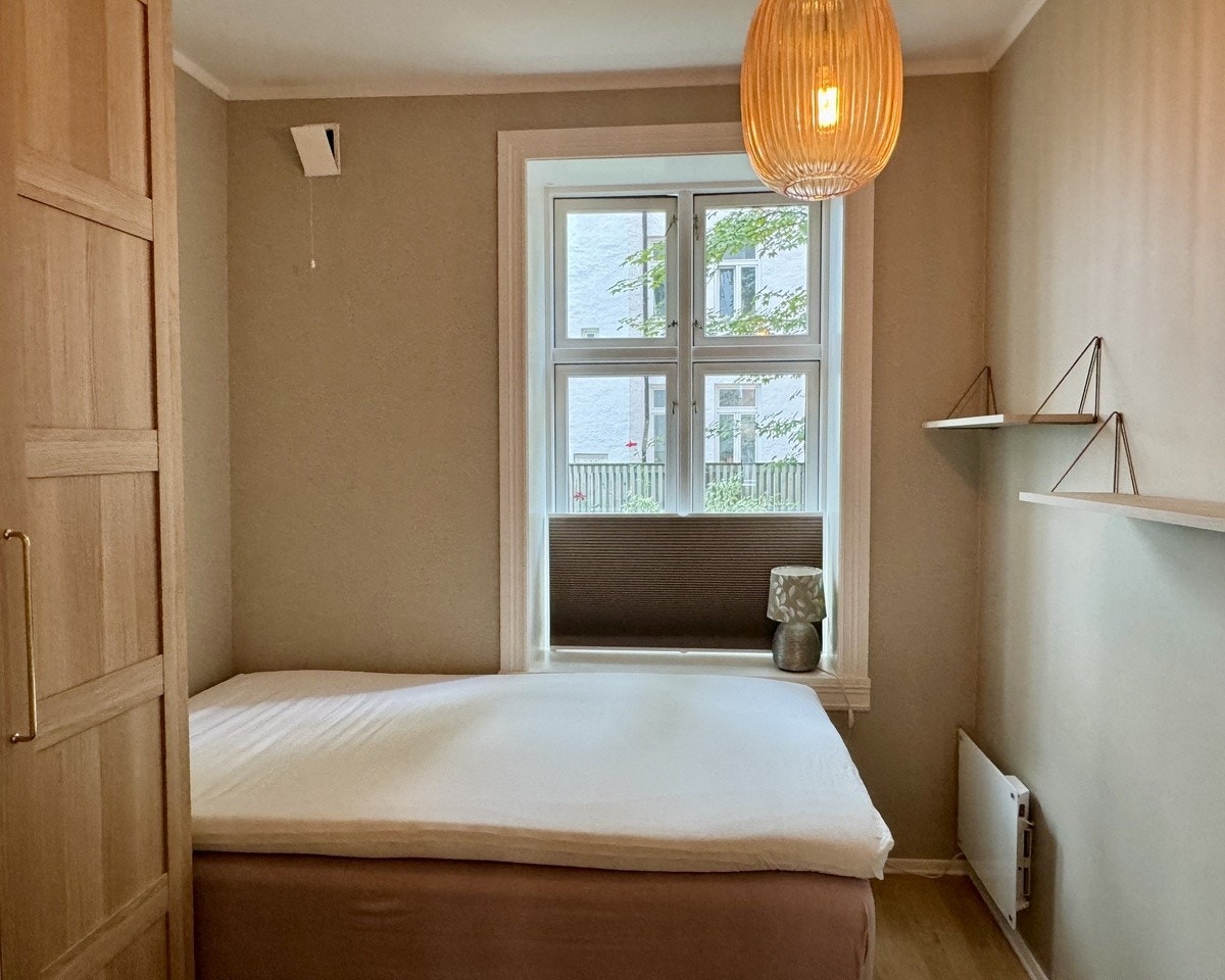 Soverom med 1.2 m bred seng og 1.5 m bredt skap Galleribilde