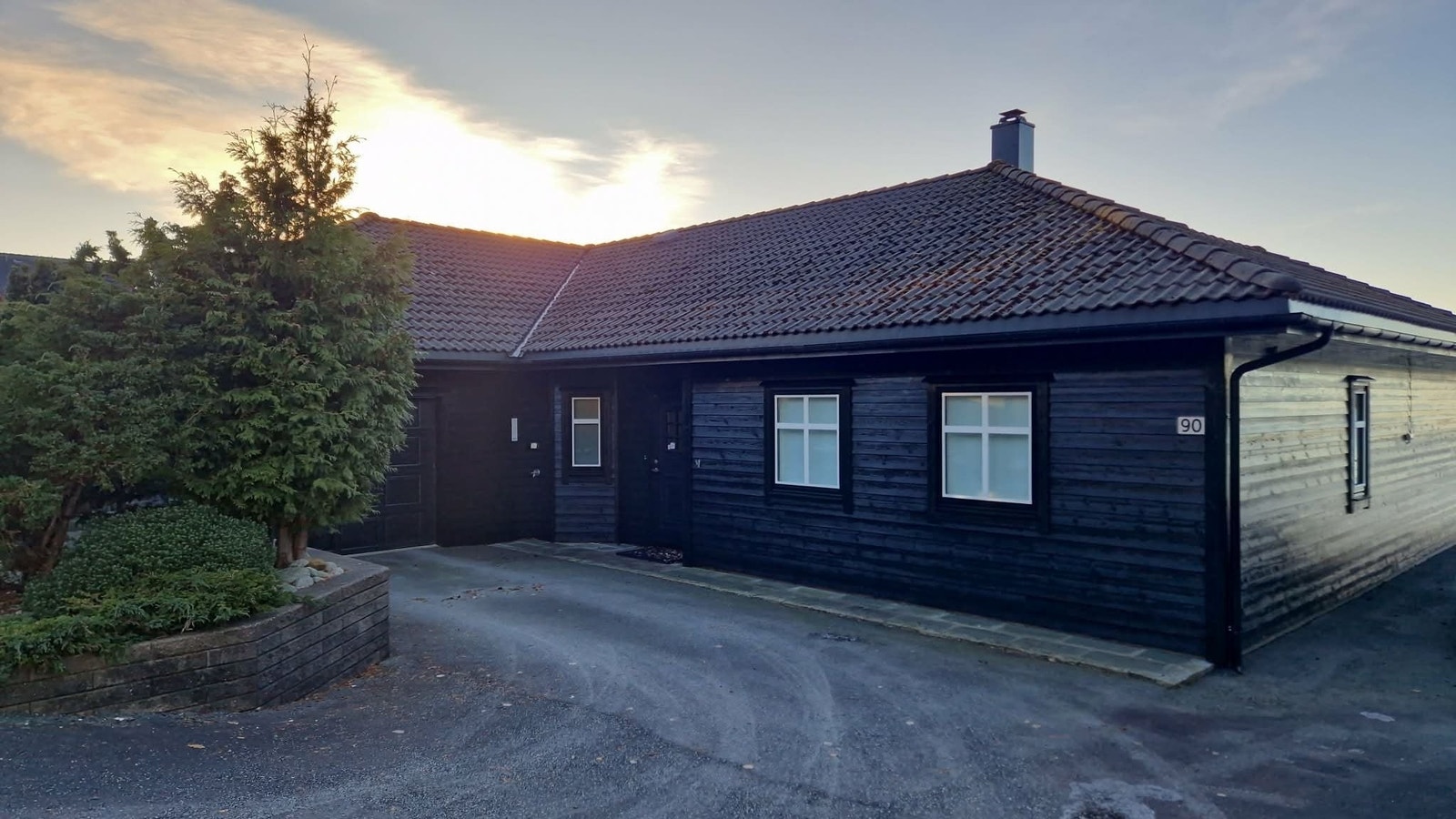 Inngangsparti og garasje. Galleribilde