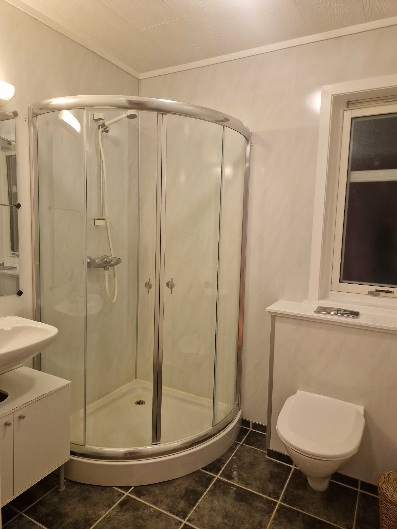 Ekstra bad med dusjkabinett og vegghengt toalett. Galleribilde