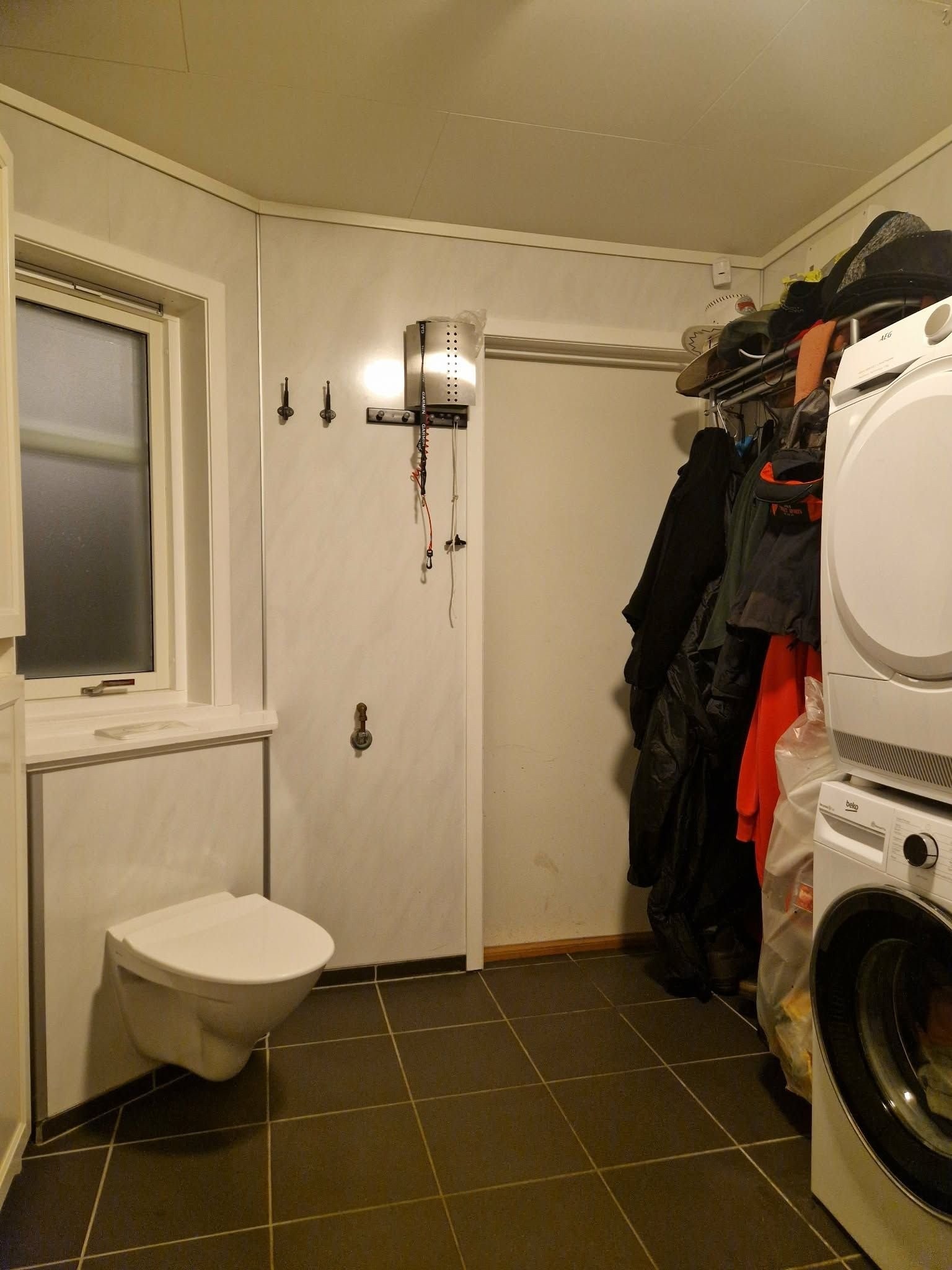 Vaskerom med vegghengt toalett. Galleribilde