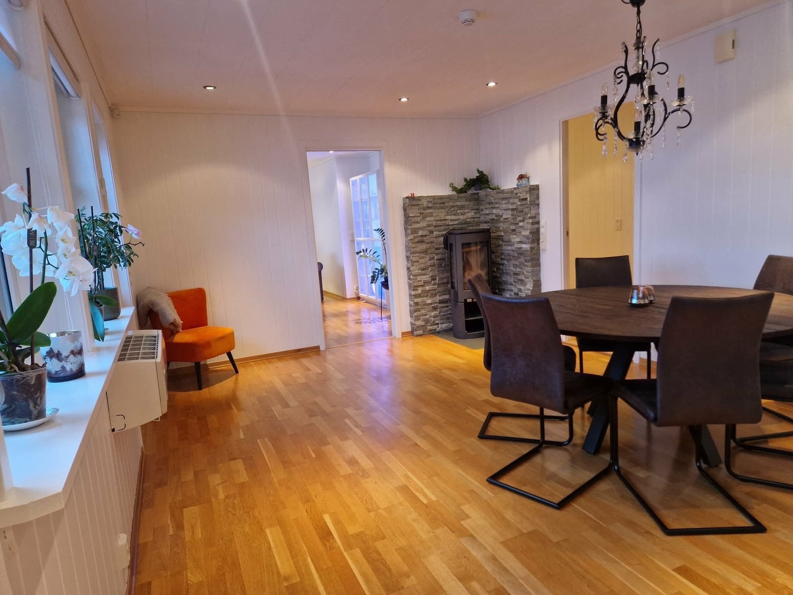 Spisestue med vedovn. Galleribilde