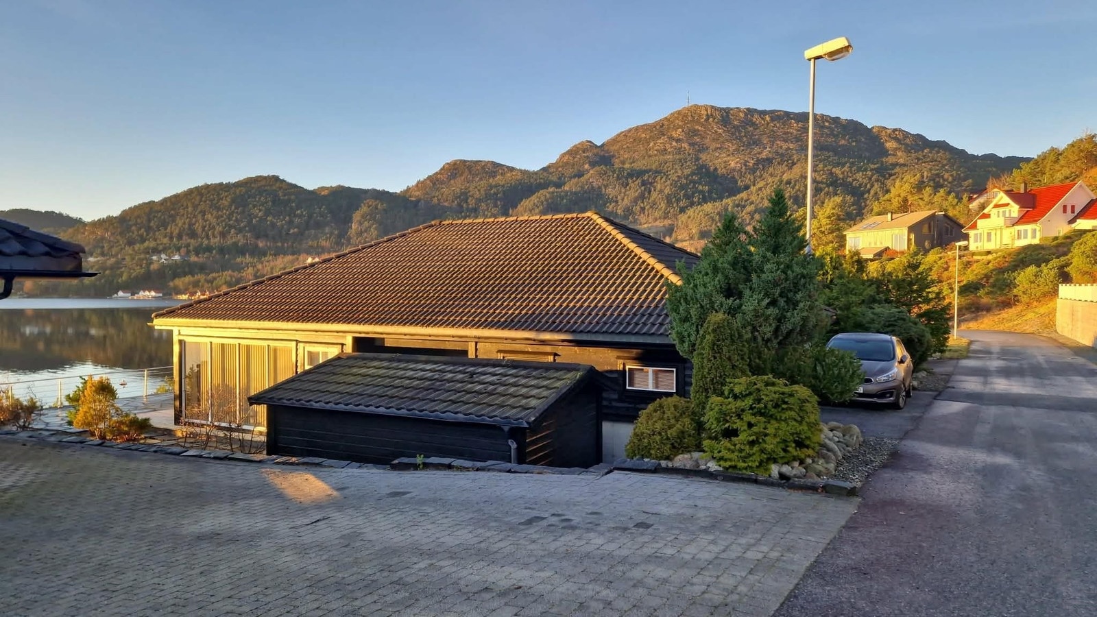 Fin beplantning mot vei og mot fotballbingen. Ekstra parkeringsplass ved veien. Galleribilde