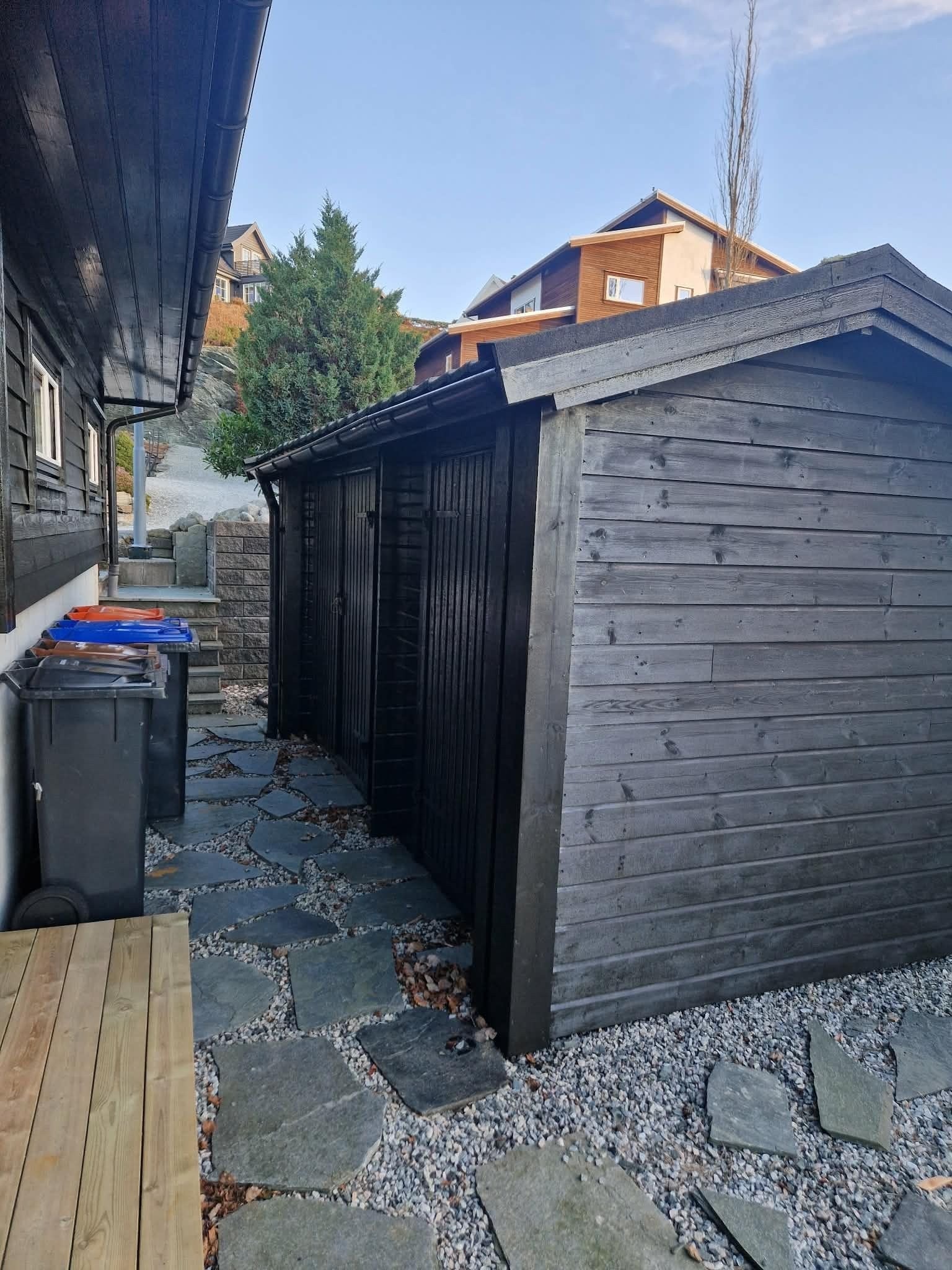 Bod på 10 m2 som er delt innvendig. Galleribilde