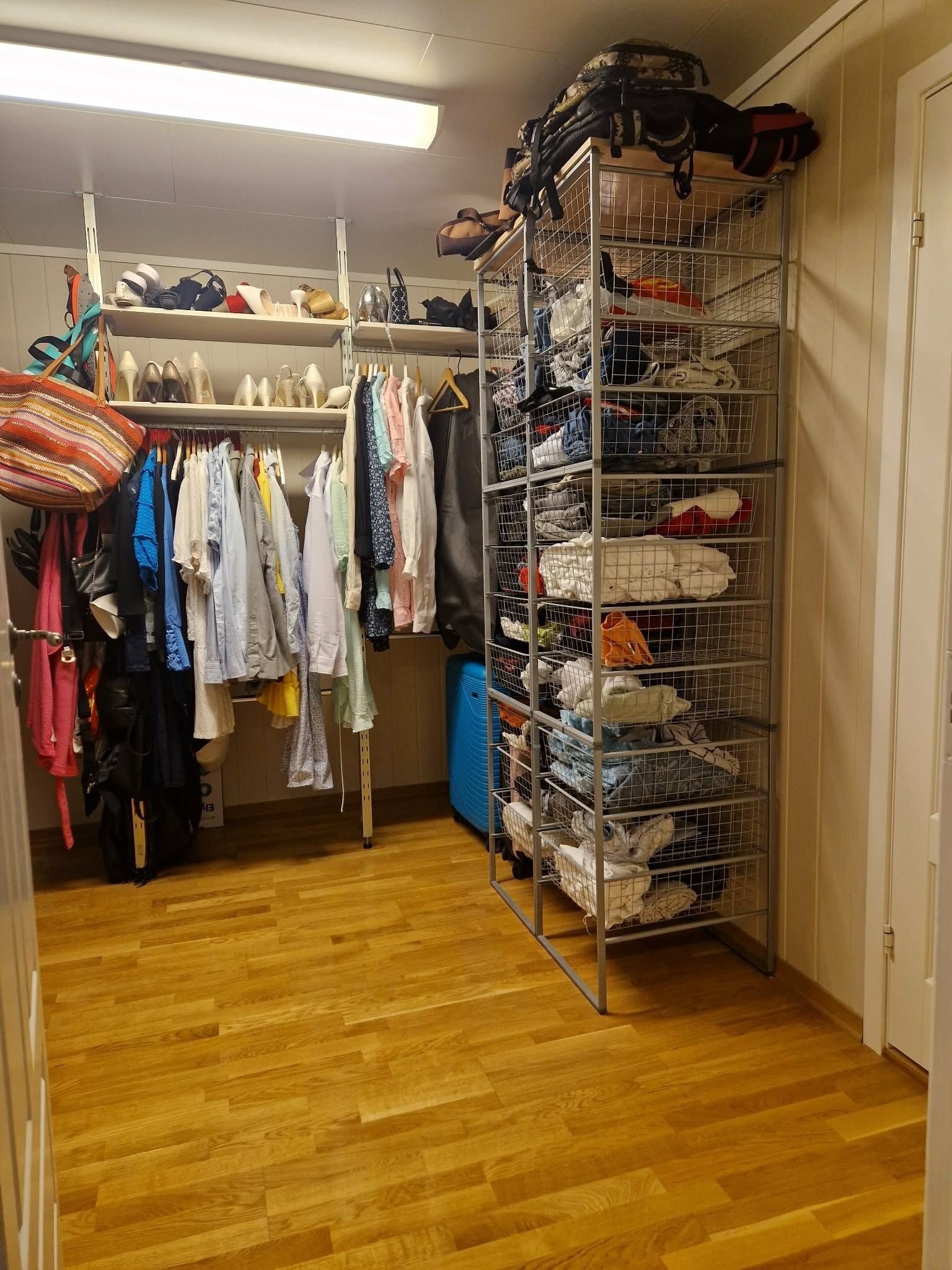 Romslig walk in closet i forbindelse med hovedsoverom. Galleribilde
