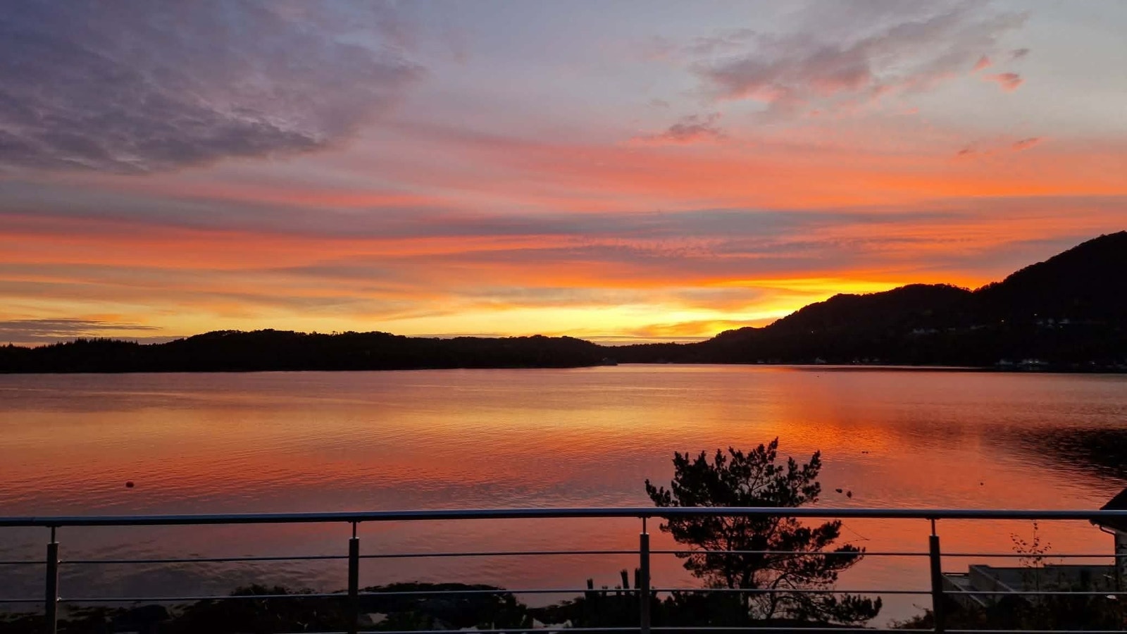 Rett og slett vakker utsikt fra baksiden av huset. Galleribilde