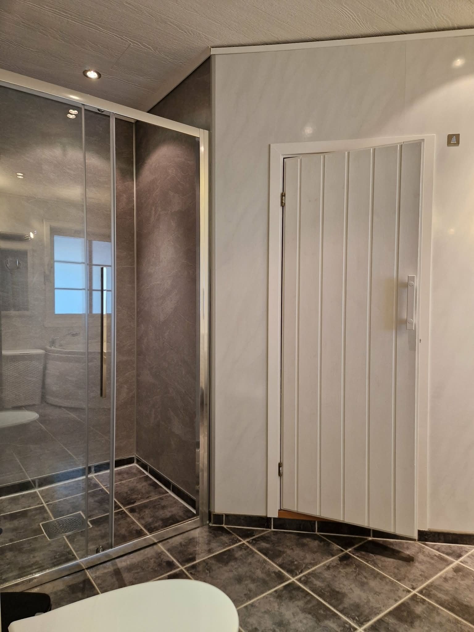 Hovedbad med helt ny dusjnisje. Galleribilde