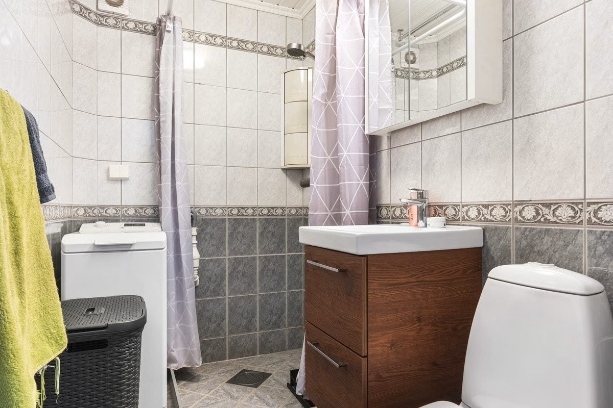 Bad med dusj og vaskemaskin Galleribilde