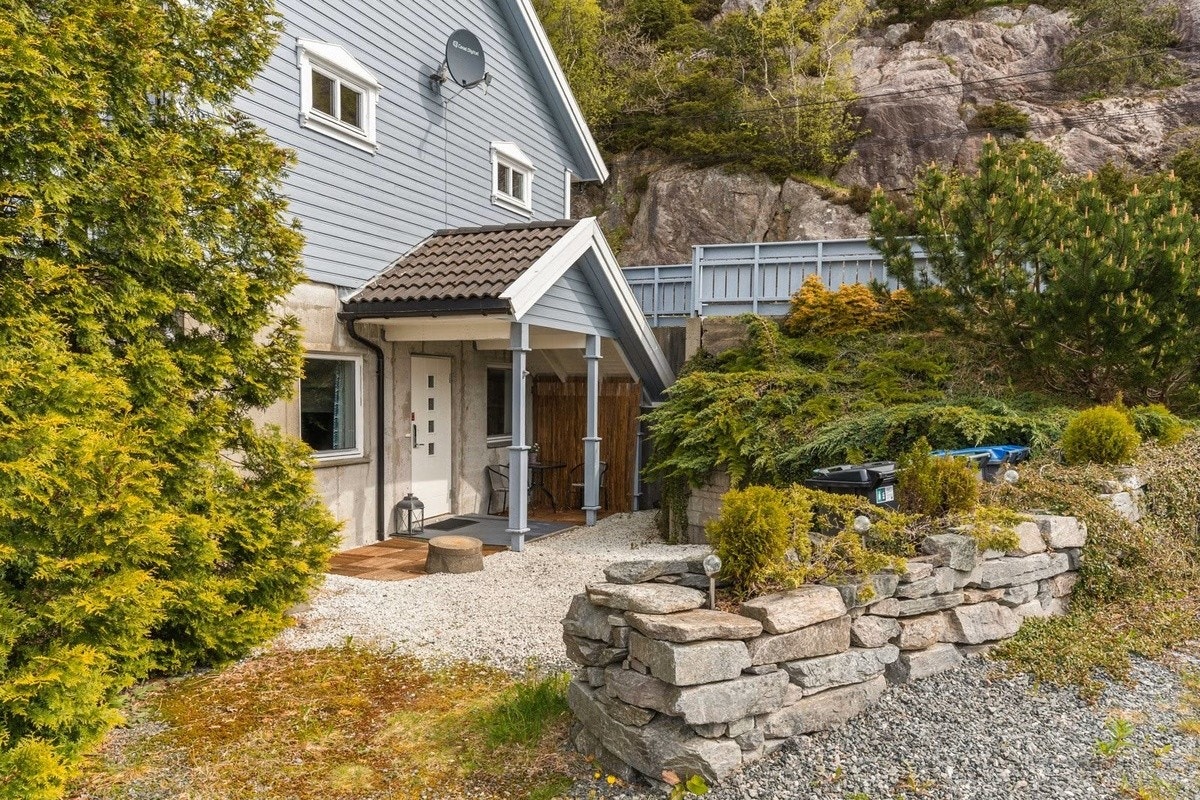 Egen inngang med koselig uteplass Galleribilde