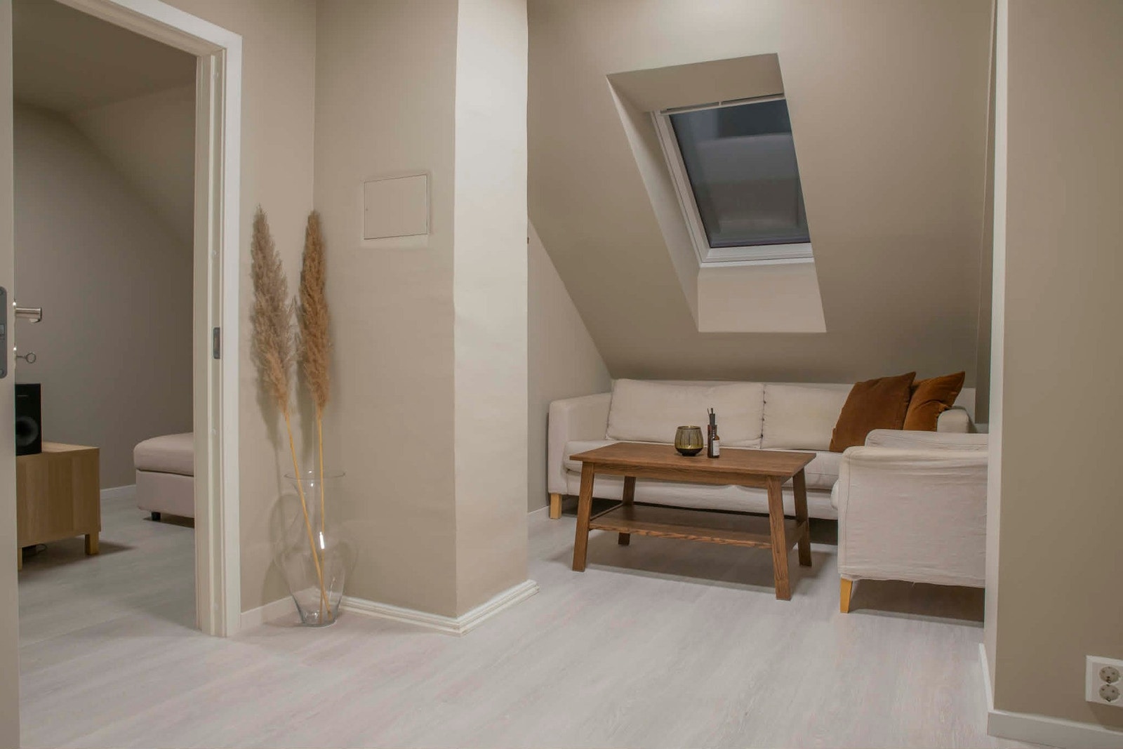 Loftet er godkjent med stue og soverom. her fra soverommet. Galleribilde