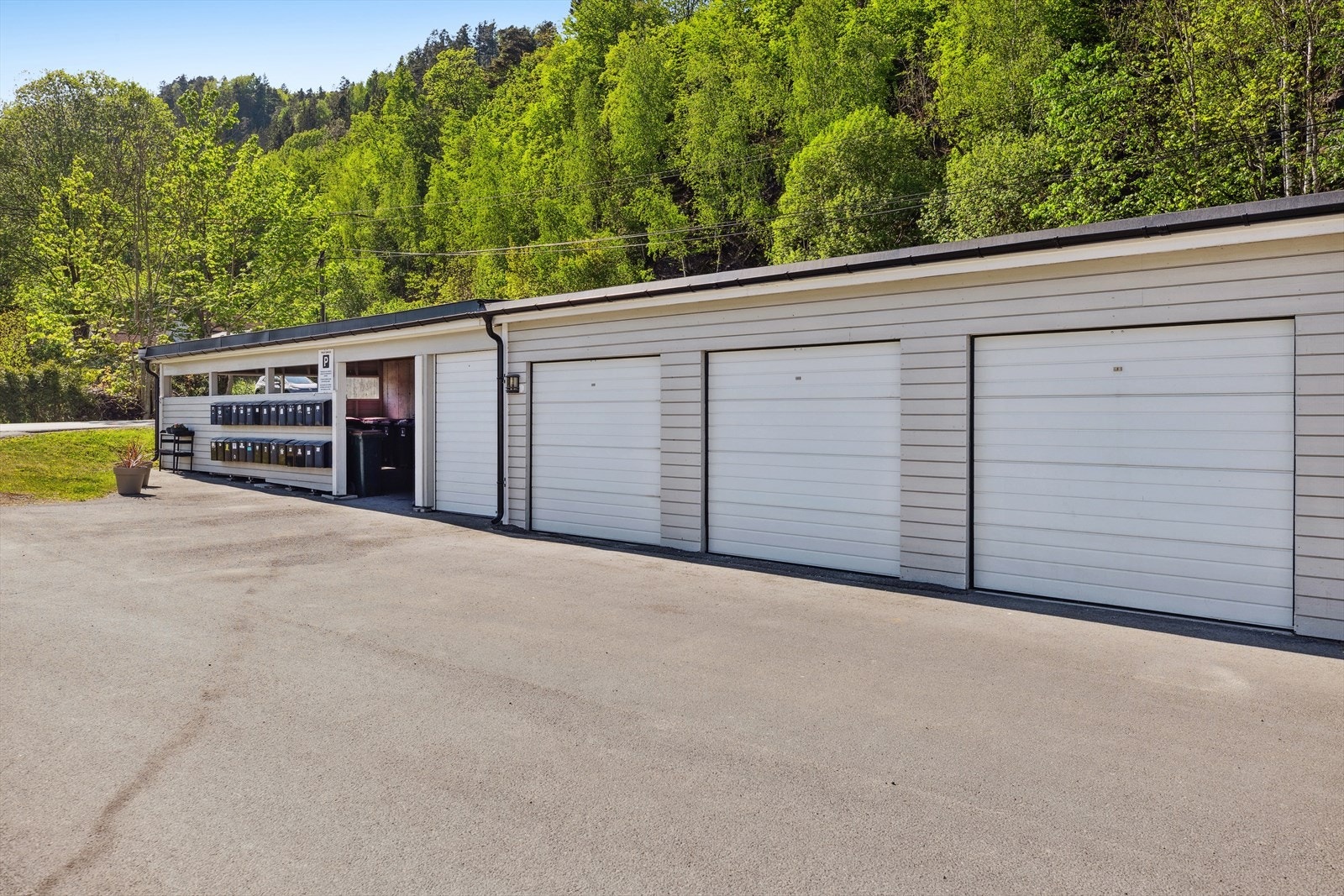 Boligen har en garasjeplass i felles garasjerekke Galleribilde
