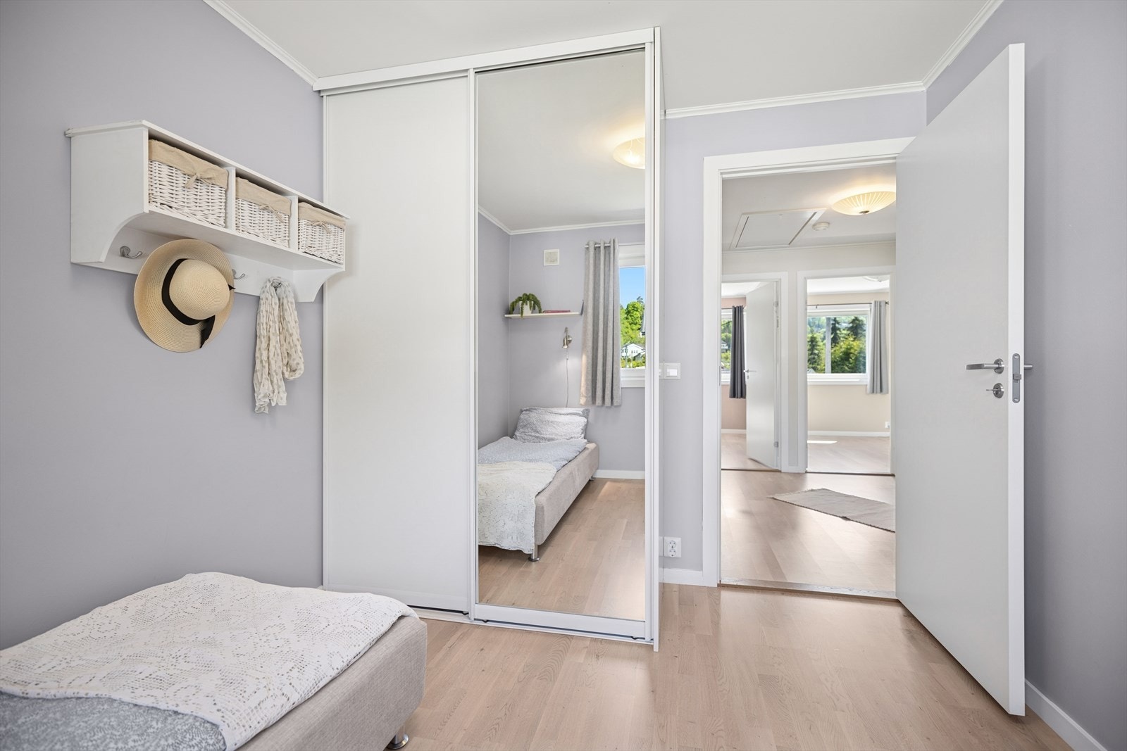 Soverom 2 med skyvedørsgarderobe Galleribilde