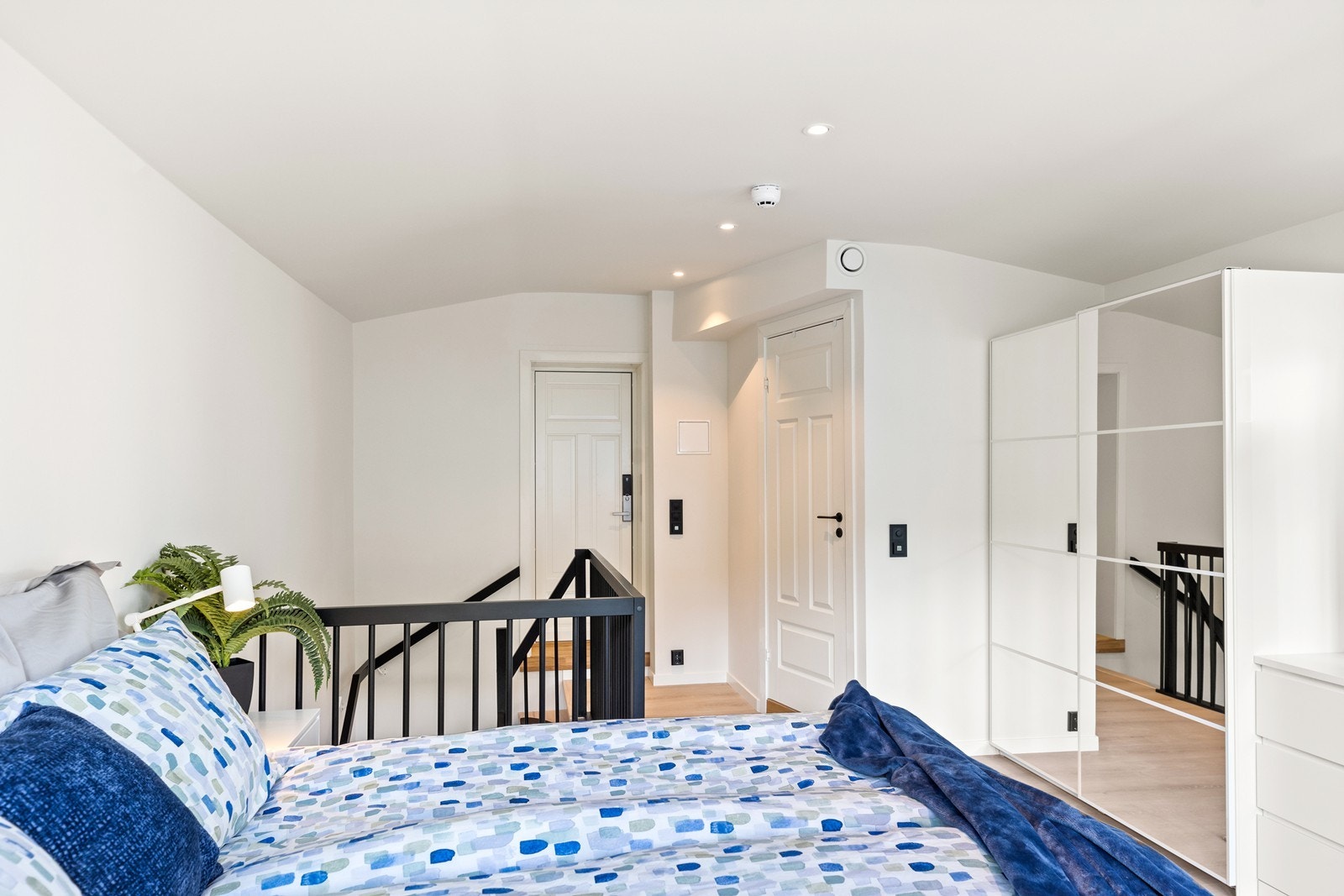 Fra soverommet har du direkte dør ut til sameiets fellesgang og egen bod Galleribilde