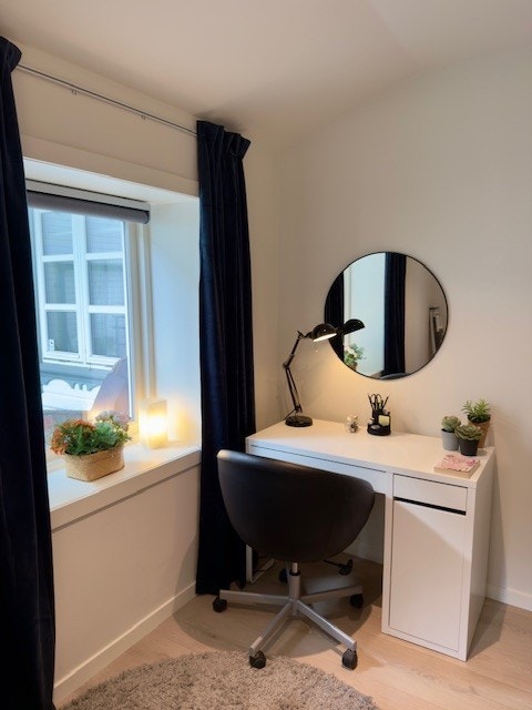 Soverom 2 med god plass til en mindre skrivepult Galleribilde