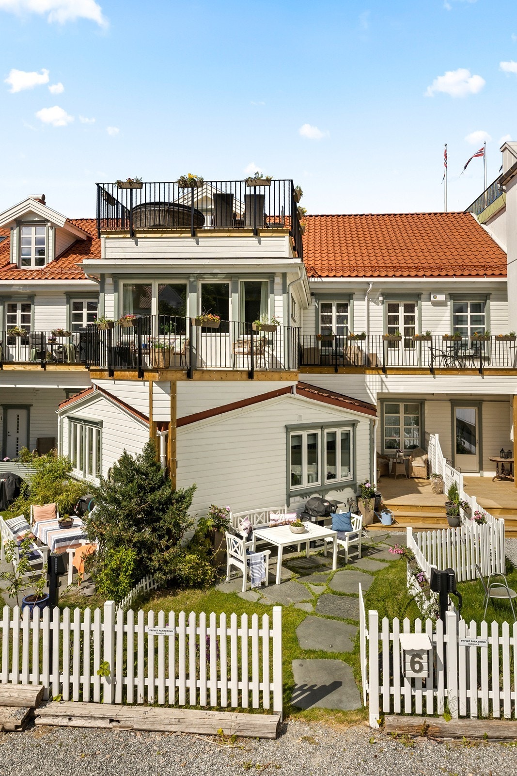 Egen bakgård med grønt hageanlegg og balkong med flott utsikt og gode solforhold Galleribilde