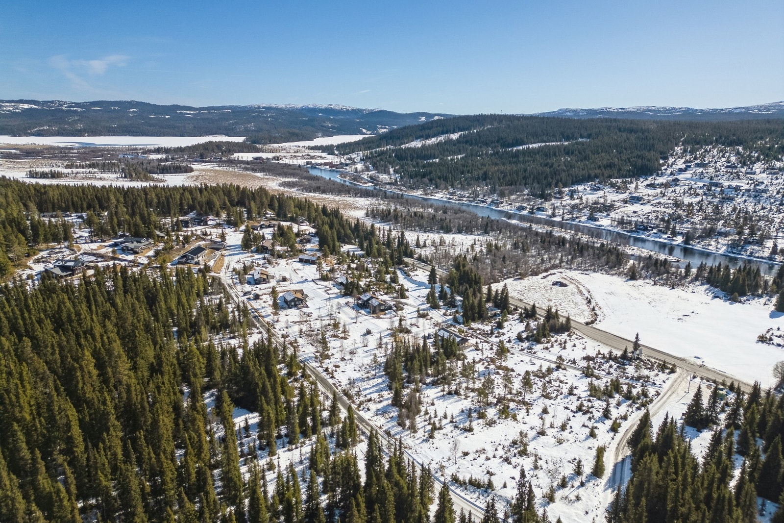 Tisleidalen kan by på flotte turmuligheter både til fots, på sykkel og på ski. Elva Tisleia, som kan sees i bilde, er en av Norges beste fjellørretelver. Galleribilde