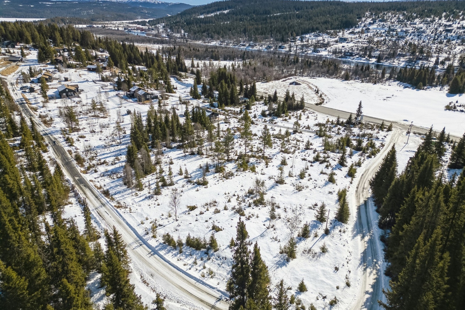 Tomtene er flott beliggende på fjellet mellom Valdres og Hallingdal, omgitt av flott natur. Galleribilde