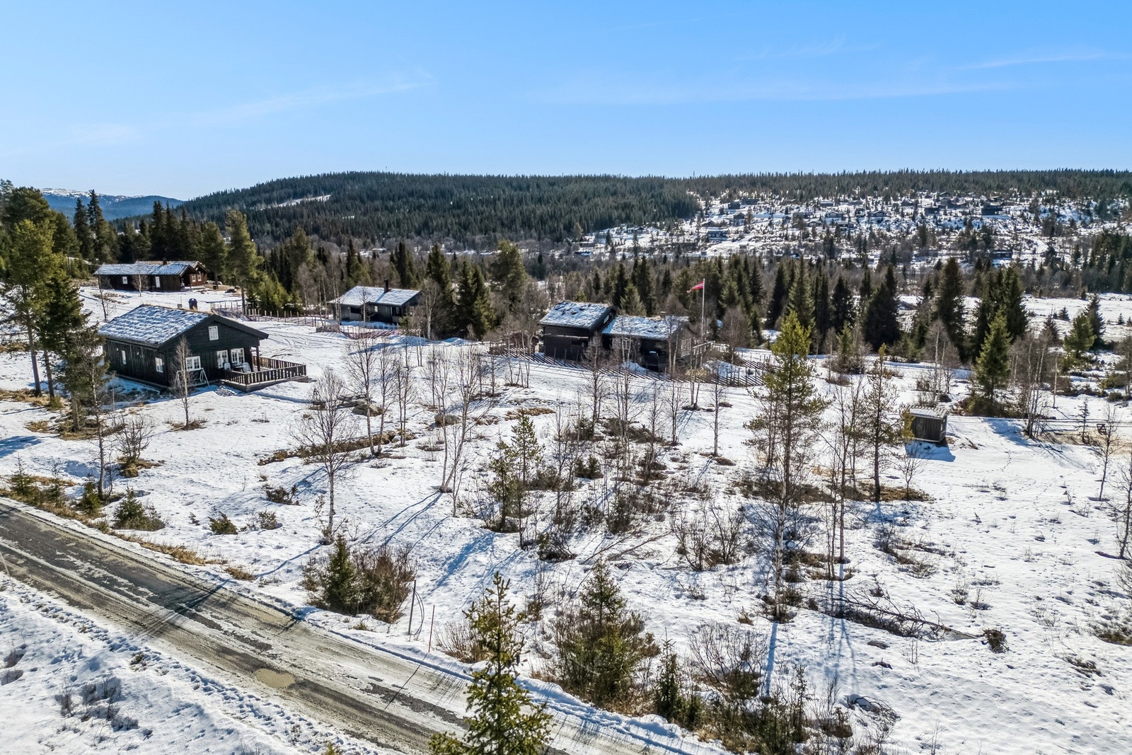 I følge reguleringsbestemmelser for Fjellgarden Hyttegrend - Hovda, kan det på hver tomt bygges inntil 2 bygg: hovedhytte og garasje/bod. Galleribilde