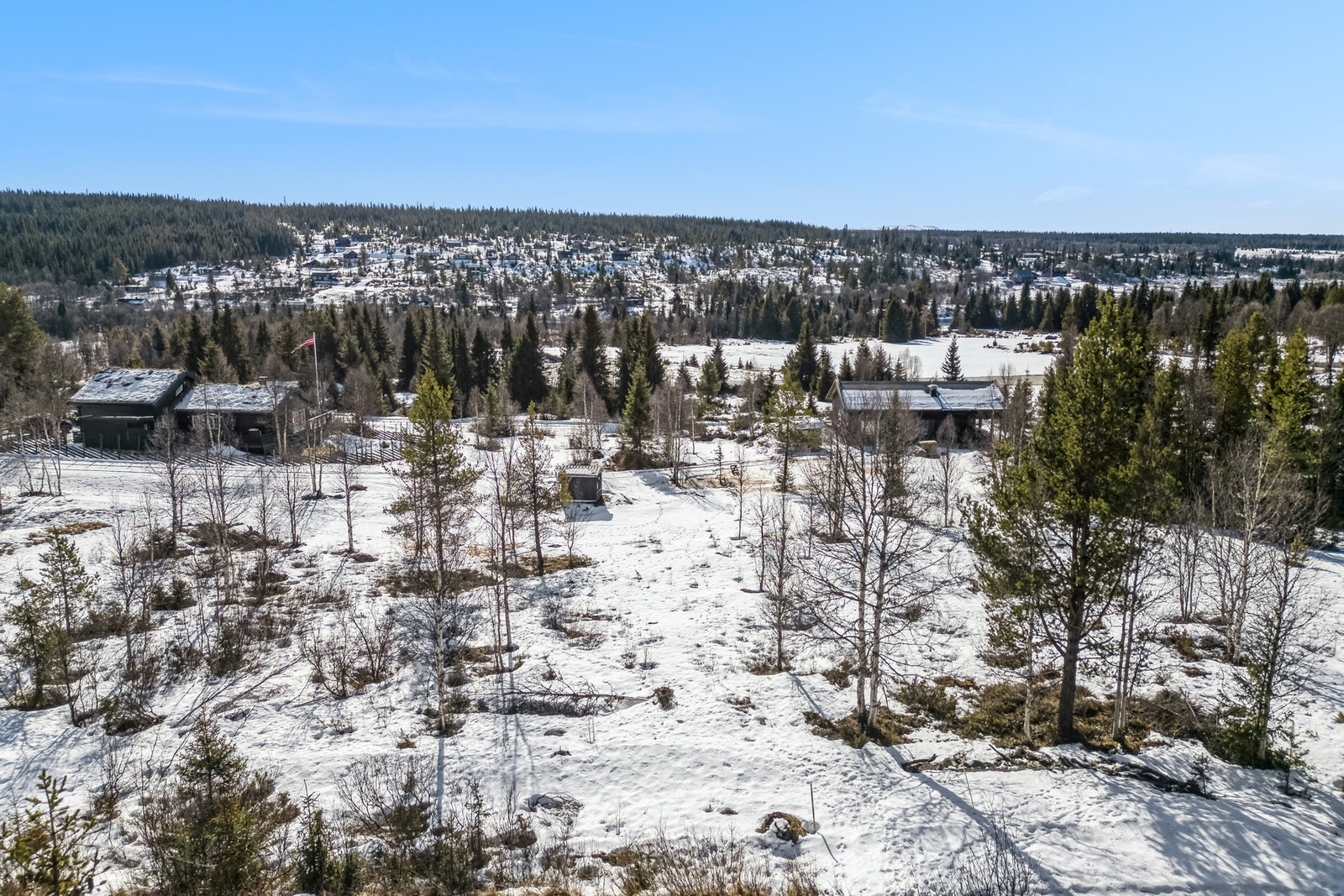 Begge tomtene er fradelt og oppmålt. Tomt 1 har en tomtestørrelse på ca. 1058,9 m2, og tomt 2 har en tomtestørrelse på ca. 1002,9 m2. Galleribilde