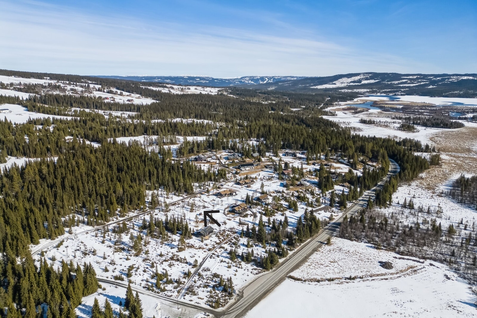 Her kan du bygge din drømmehytte på en tomt som ligger åpent og fint til med utsikt over omgivelsene, og med gode solforhold. Galleribilde
