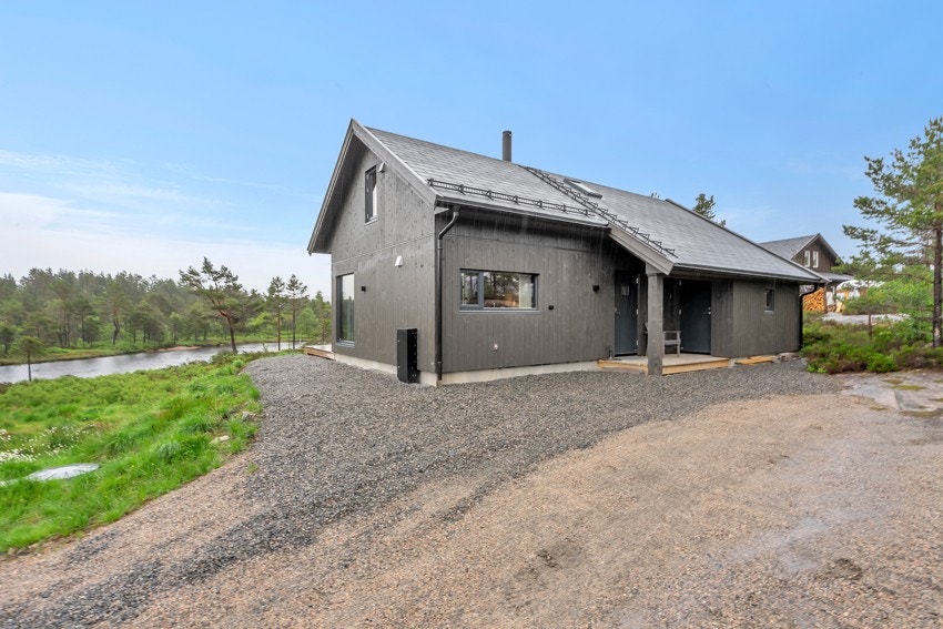 Tomten er opparbeidet med gruset oppstillingsplass for biler Galleribilde